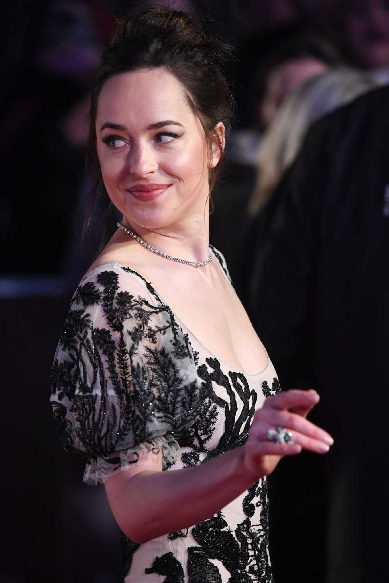 Dakota_Johnson_-__Fifty_Shades_Darker__premiere_in_London_on_Feb_9-115.jpg Dakota_Johnson_-__Fifty_Shades_Darker__premiere_in_London_on_Feb_9-115.jpg