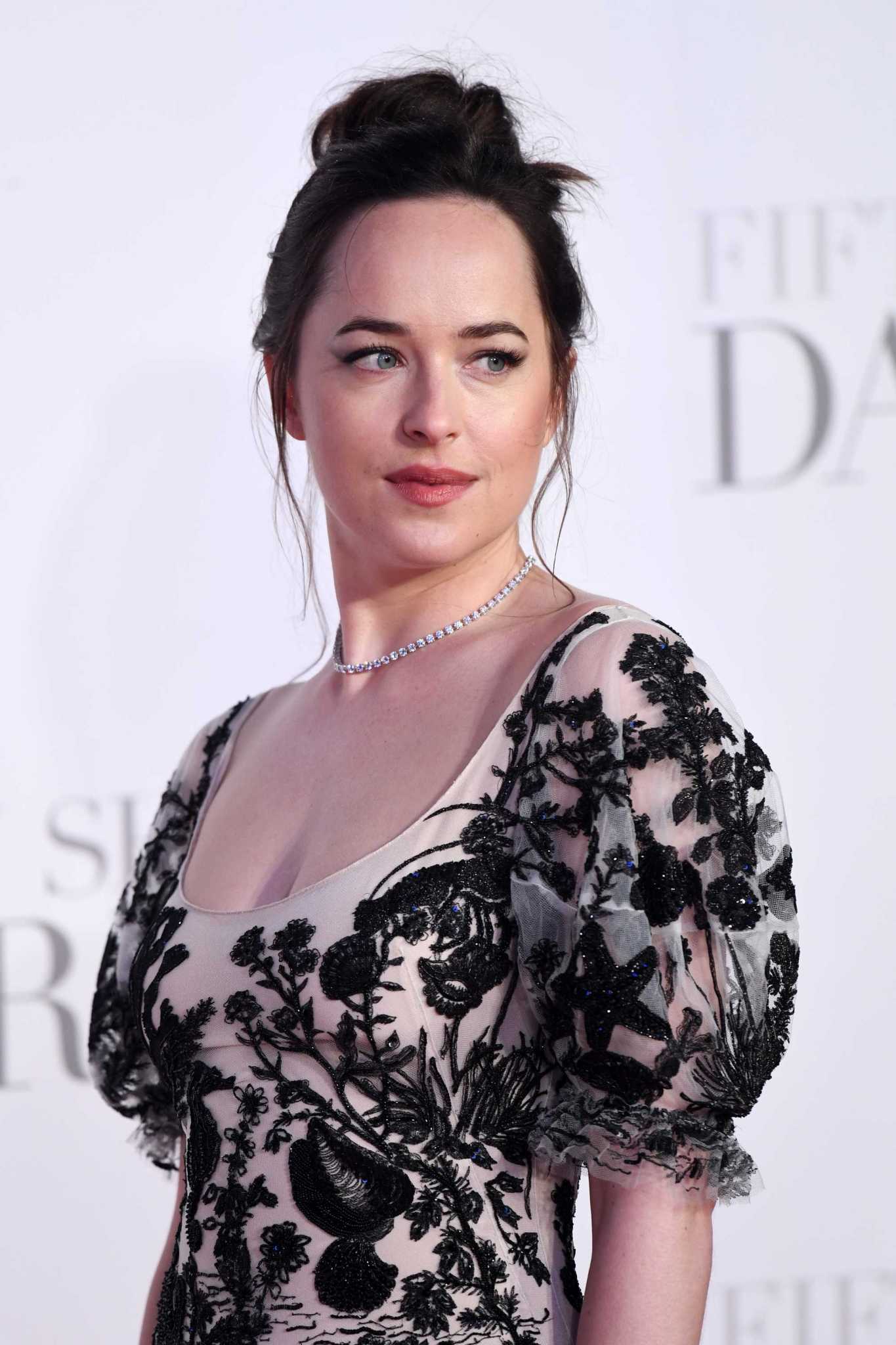 Dakota_Johnson_-__Fifty_Shades_Darker__premiere_in_London_on_Feb_9-19.jpg Dakota_Johnson_-__Fifty_Shades_Darker__premiere_in_London_on_Feb_9-19.jpg