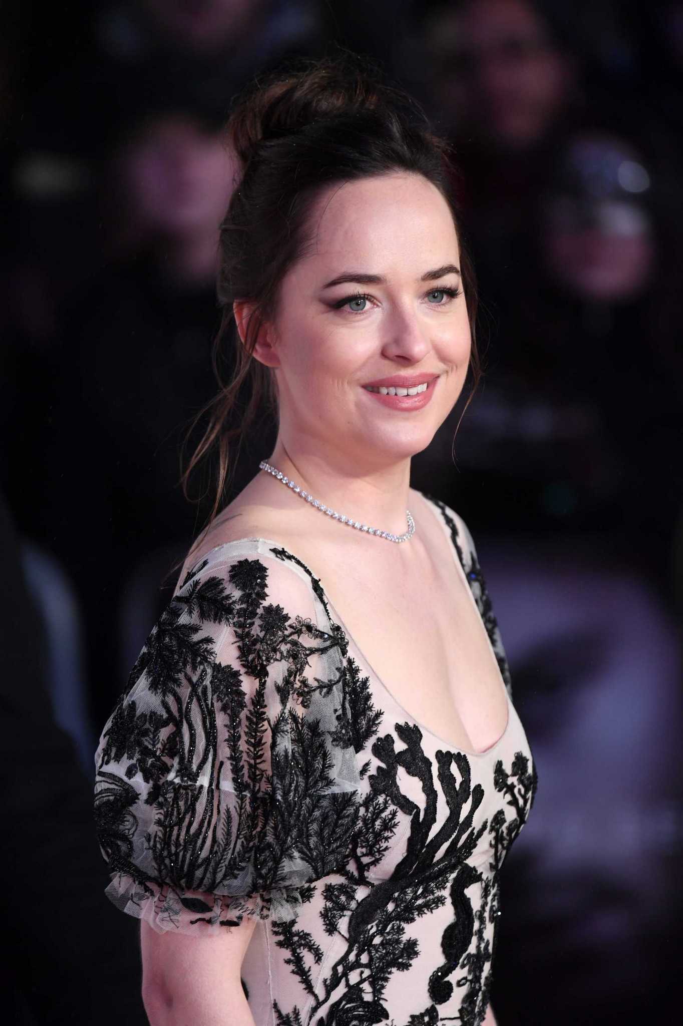 Dakota_Johnson_-__Fifty_Shades_Darker__premiere_in_London_on_Feb_9-20.jpg Dakota_Johnson_-__Fifty_Shades_Darker__premiere_in_London_on_Feb_9-20.jpg