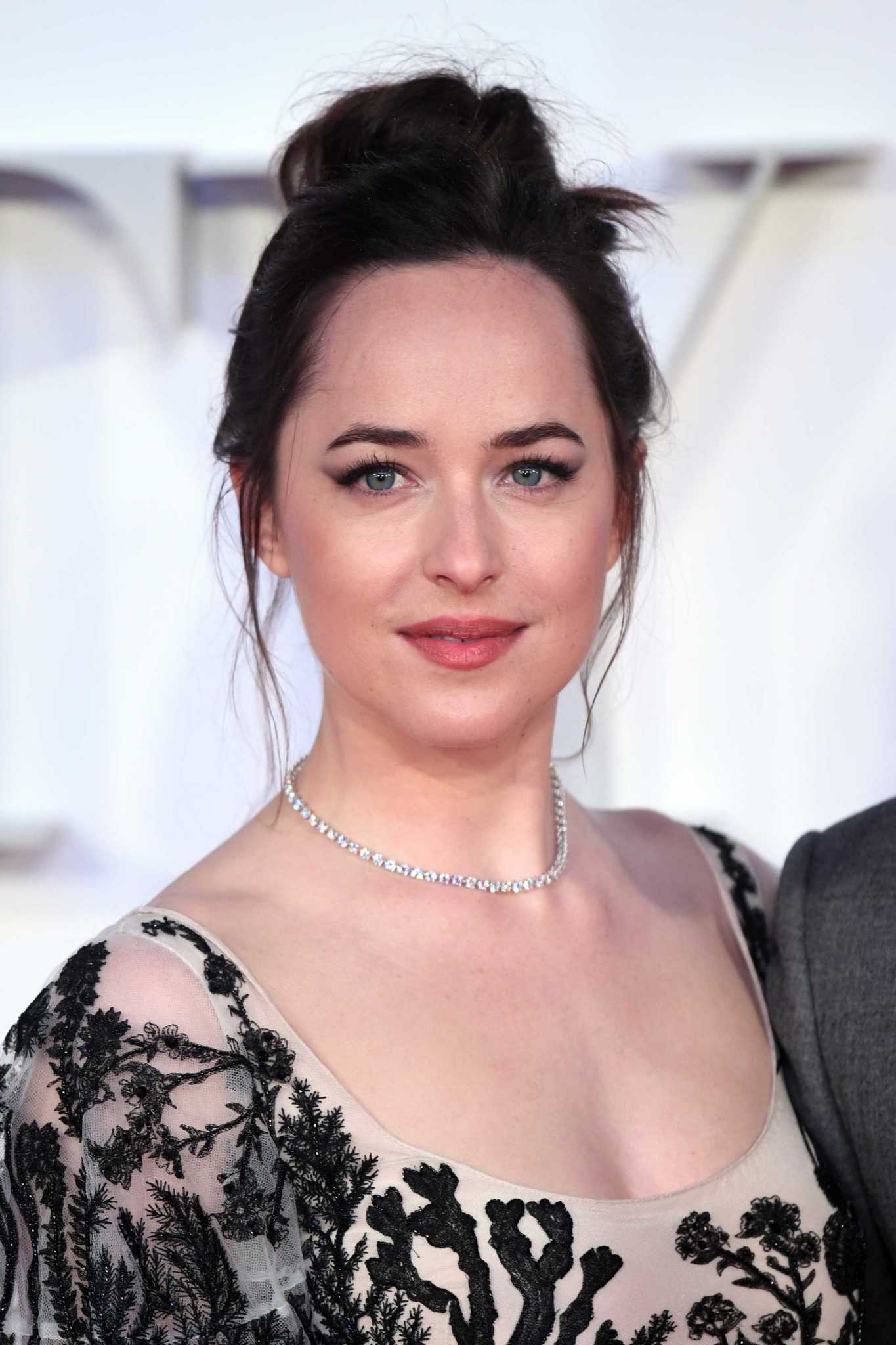Dakota_Johnson_-__Fifty_Shades_Darker__premiere_in_London_on_Feb_9-21.jpg Dakota_Johnson_-__Fifty_Shades_Darker__premiere_in_London_on_Feb_9-21.jpg
