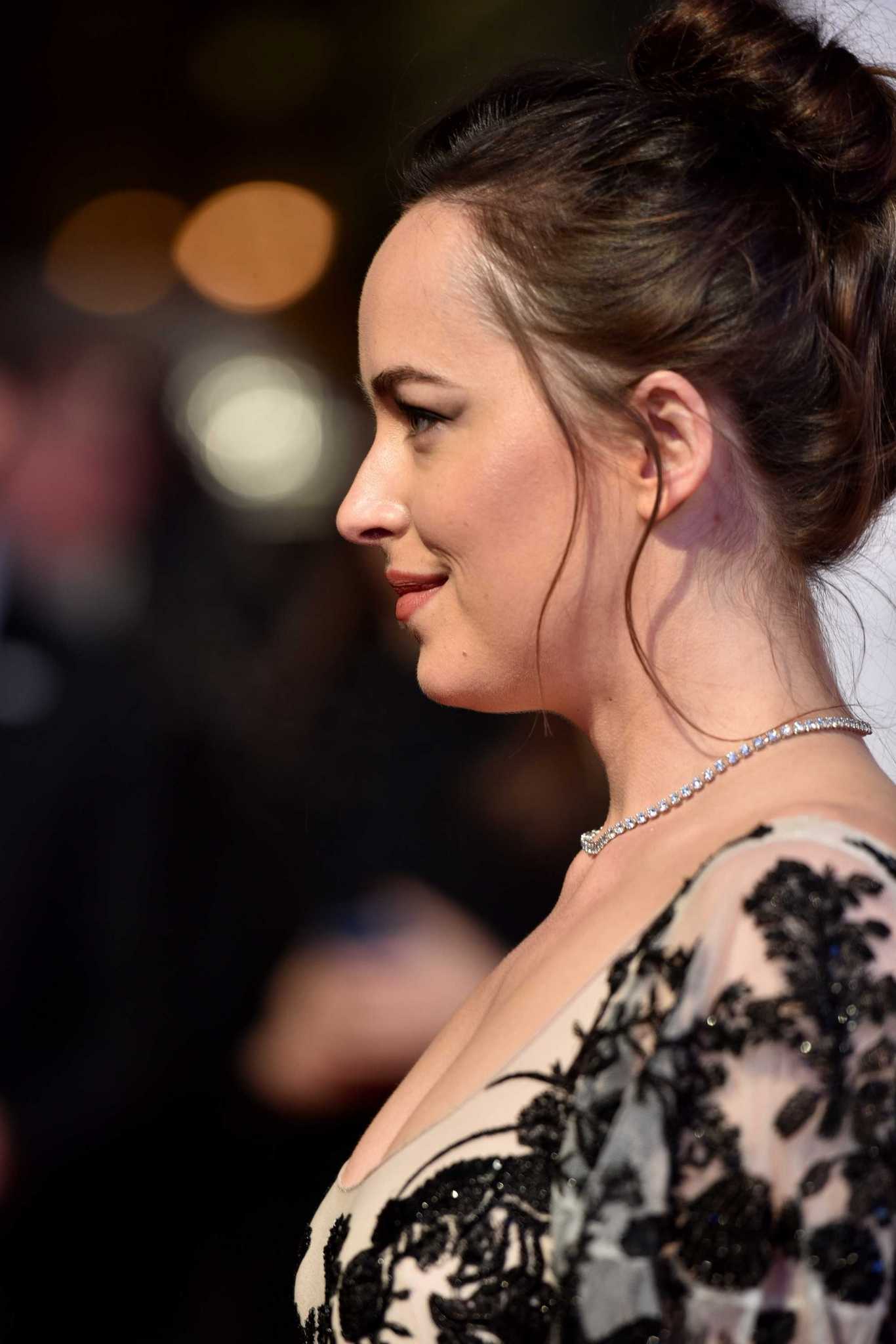 Dakota_Johnson_-__Fifty_Shades_Darker__premiere_in_London_on_Feb_9-52.jpg Dakota_Johnson_-__Fifty_Shades_Darker__premiere_in_London_on_Feb_9-52.jpg