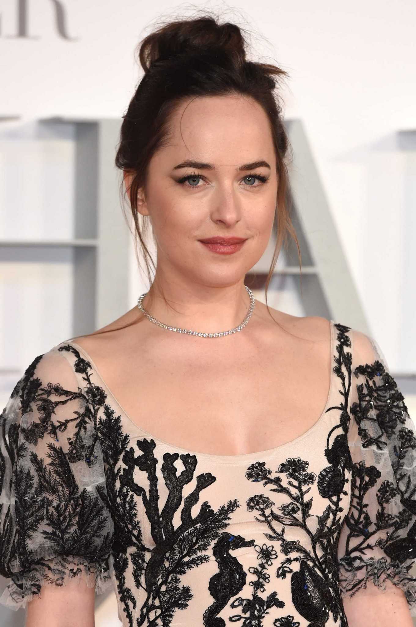 Dakota_Johnson_-__Fifty_Shades_Darker__premiere_in_London_on_Feb_9-83.jpg Dakota_Johnson_-__Fifty_Shades_Darker__premiere_in_London_on_Feb_9-83.jpg