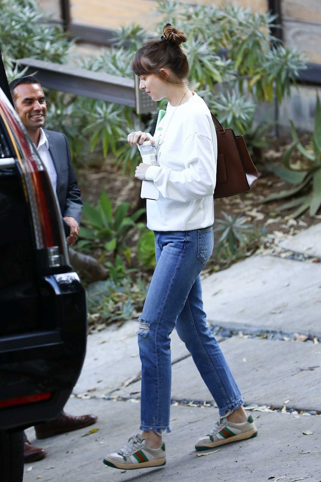 Dakota_Johnson_-_and_her_mom_jump_into_an_escalade_limo_together_in_Los_Angeles2C_07282019-01.jpg Dakota_Johnson_-_and_her_mom_jump_into_an_escalade_limo_together_in_Los_Angeles2C_07282019-01.jpg