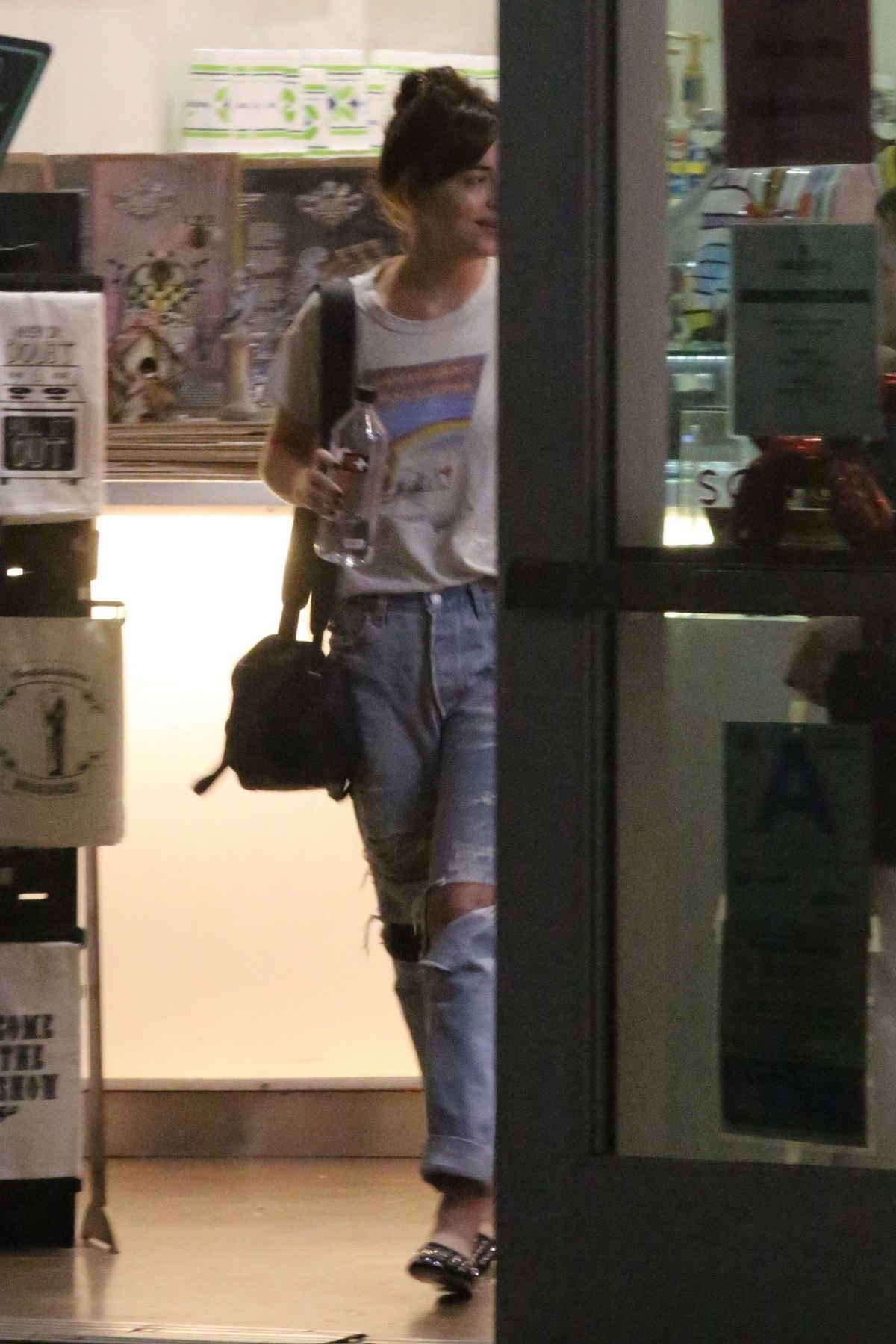 Dakota_Johnson_-_at_the_Arclight_Cinemas_with_her_friend_Addison_Timlin_in_Hollywood_-_July_600006.jpg Dakota_Johnson_-_at_the_Arclight_Cinemas_with_her_friend_Addison_Timlin_in_Hollywood_-_July_600006.jpg