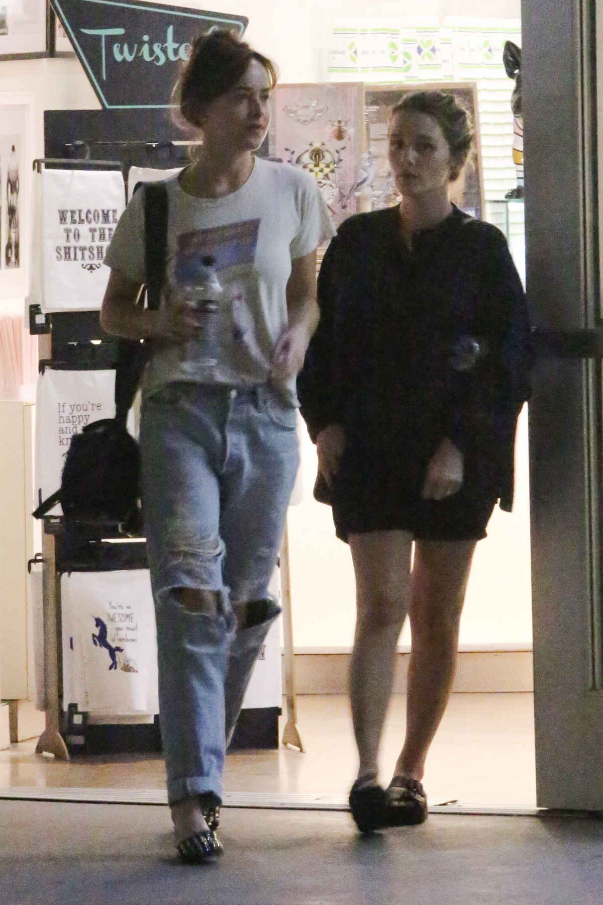 Dakota_Johnson_-_at_the_Arclight_Cinemas_with_her_friend_Addison_Timlin_in_Hollywood_-_July_600008.jpg Dakota_Johnson_-_at_the_Arclight_Cinemas_with_her_friend_Addison_Timlin_in_Hollywood_-_July_600008.jpg