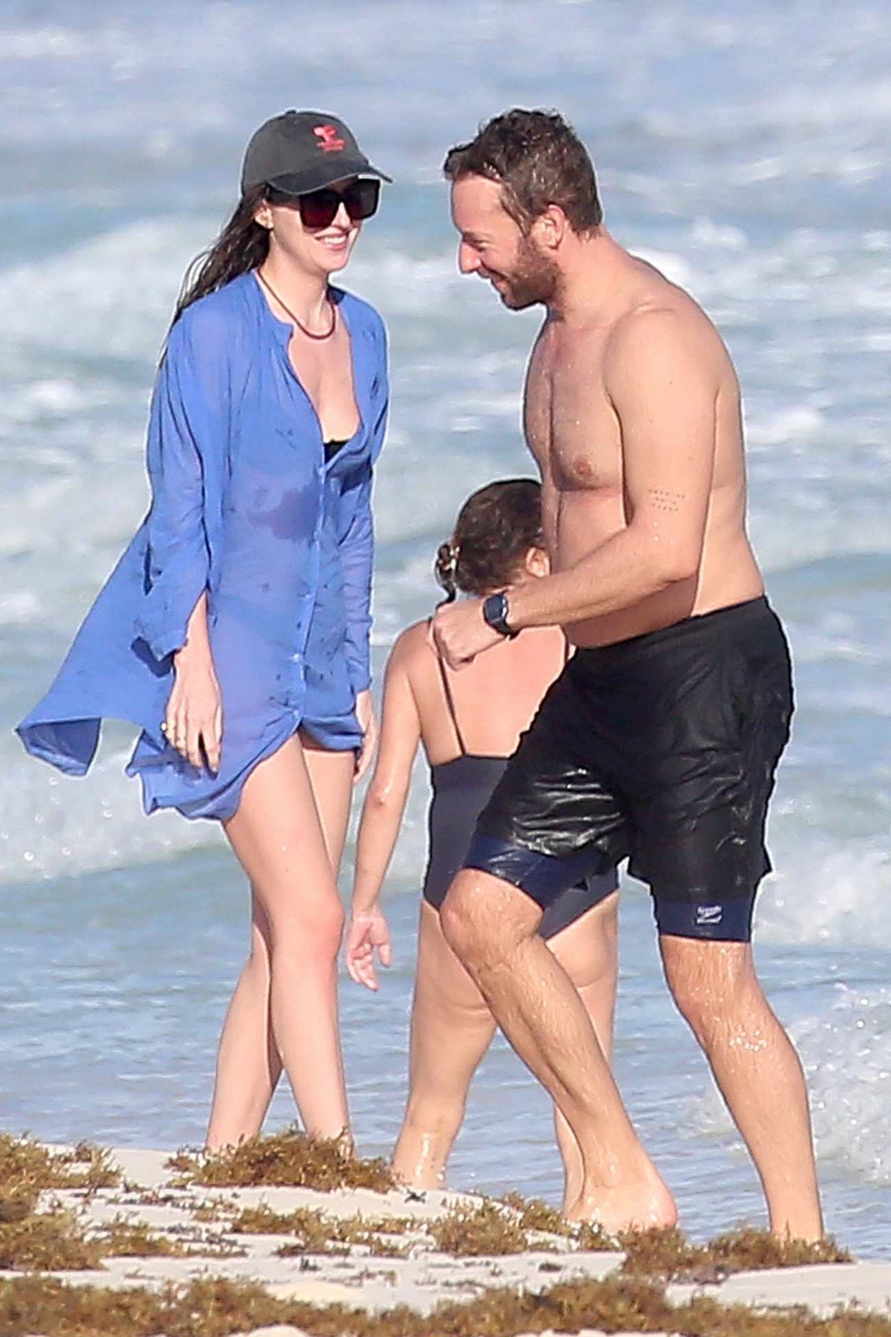 Dakota_Johnson_-_at_the_beach_with_Chris_Martin_in_Tulum2C_Mexico__1230202107.jpg