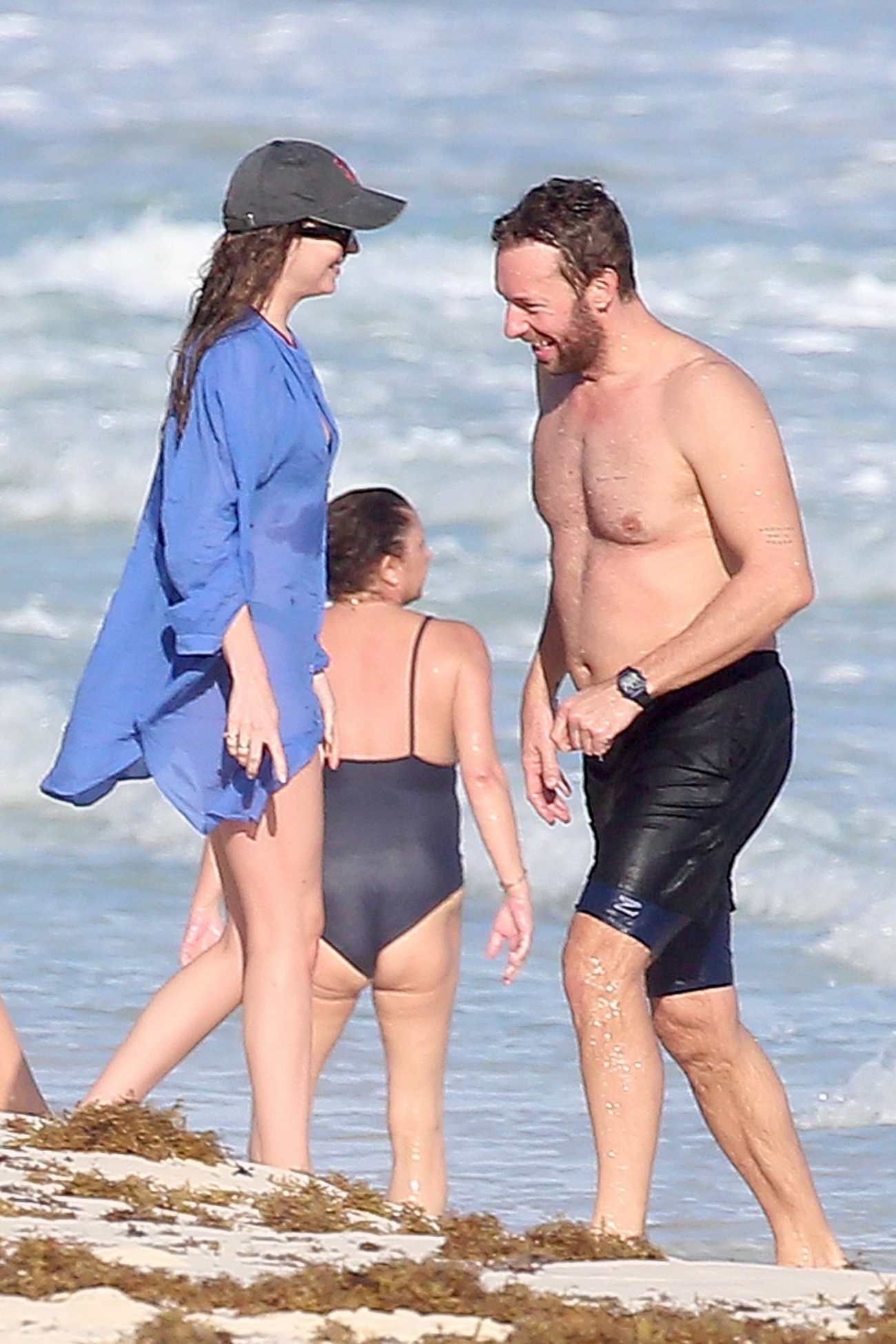 Dakota_Johnson_-_at_the_beach_with_Chris_Martin_in_Tulum2C_Mexico__1230202108.jpg