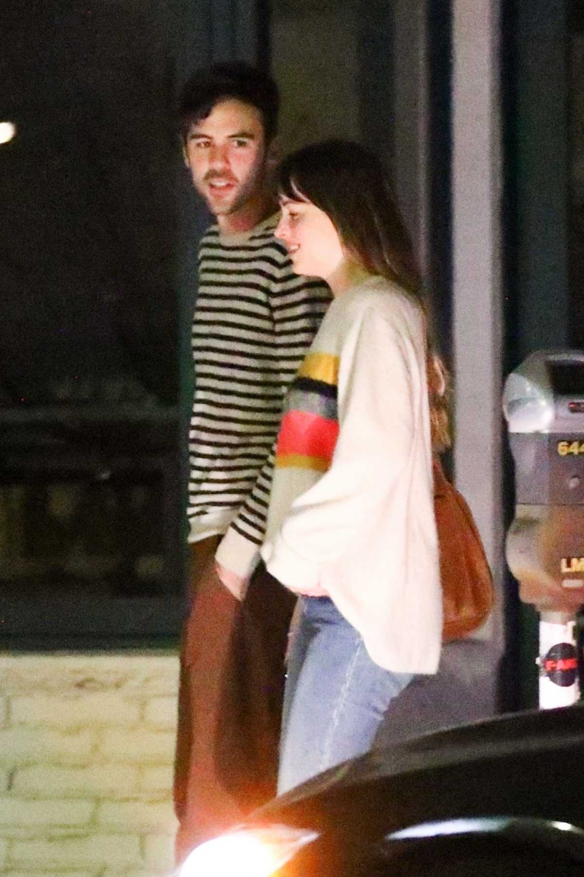 Dakota_Johnson_-_enjoys_a_dinner_date_with_a_mystery_man_at_Odys_2B_Penelope_in_LA_April_292C_2019-01.jpg