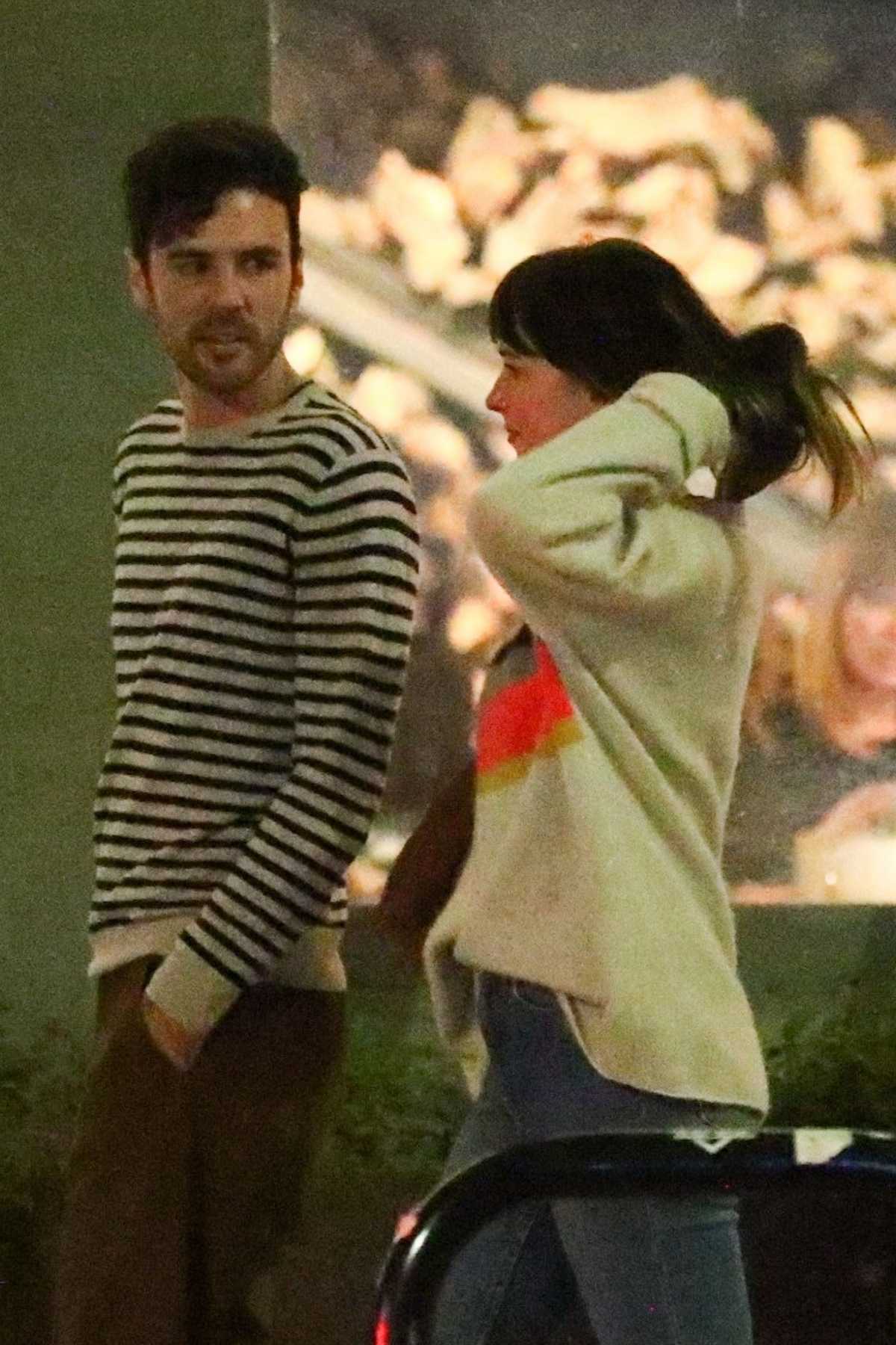 Dakota_Johnson_-_enjoys_a_dinner_date_with_a_mystery_man_at_Odys_2B_Penelope_in_LA_April_292C_2019-04.jpg