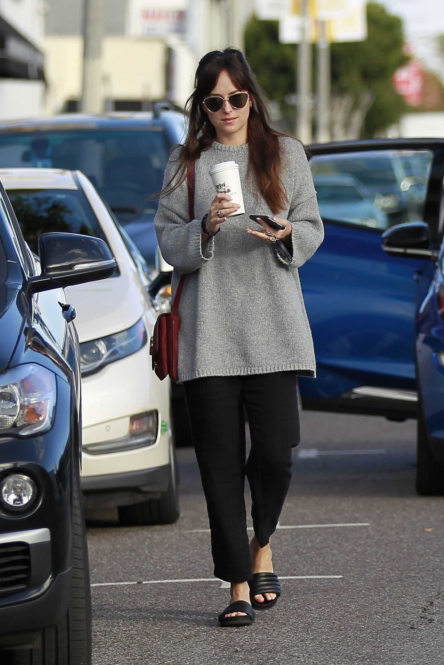 Dakota_Johnson_-_gets_some_grocery_shopping_done_at_Erewhon_Market_in_West_Hollywood2C_CA_-_January_062C_2019-01.jpg Dakota_Johnson_-_gets_some_grocery_shopping_done_at_Erewhon_Market_in_West_Hollywood2C_CA_-_January_062C_2019-01.jpg