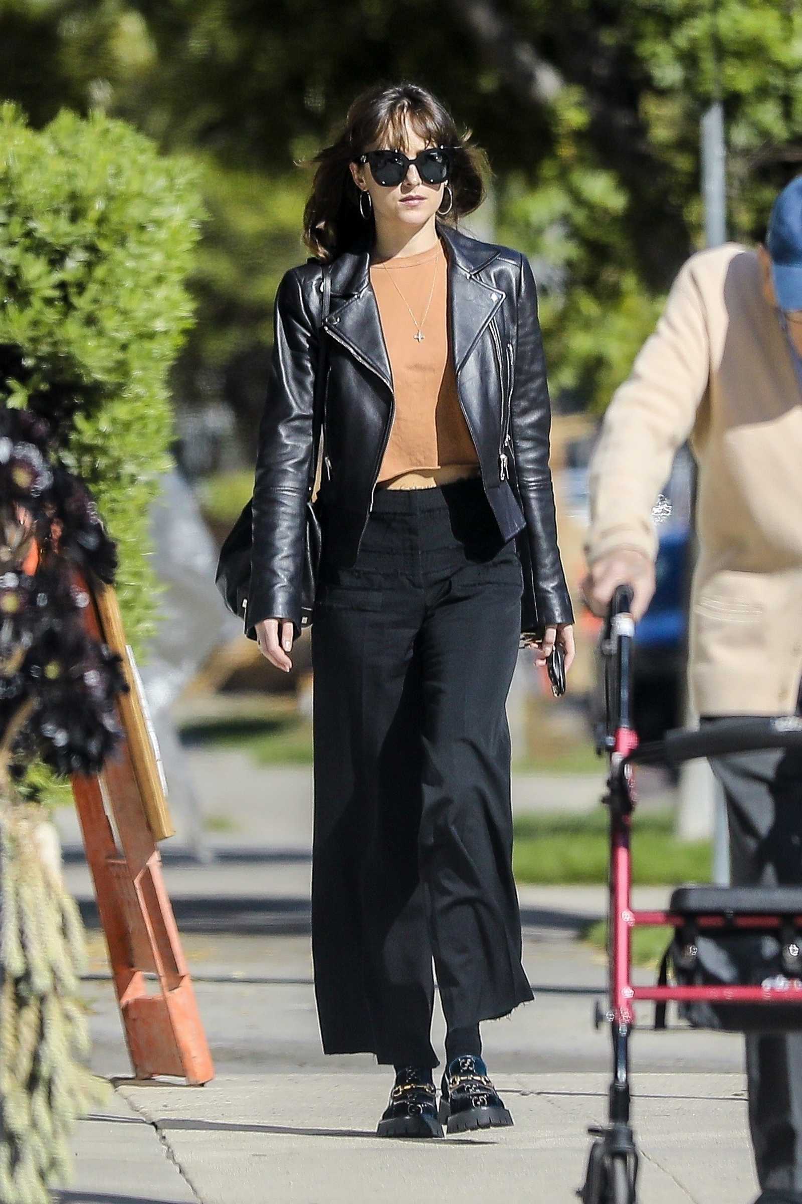 Dakota_Johnson_-_grabs_a_healthy_drink_from_Cha_Cha_Matcha_in_West_Hollywood2C_California__03112020-05.jpg