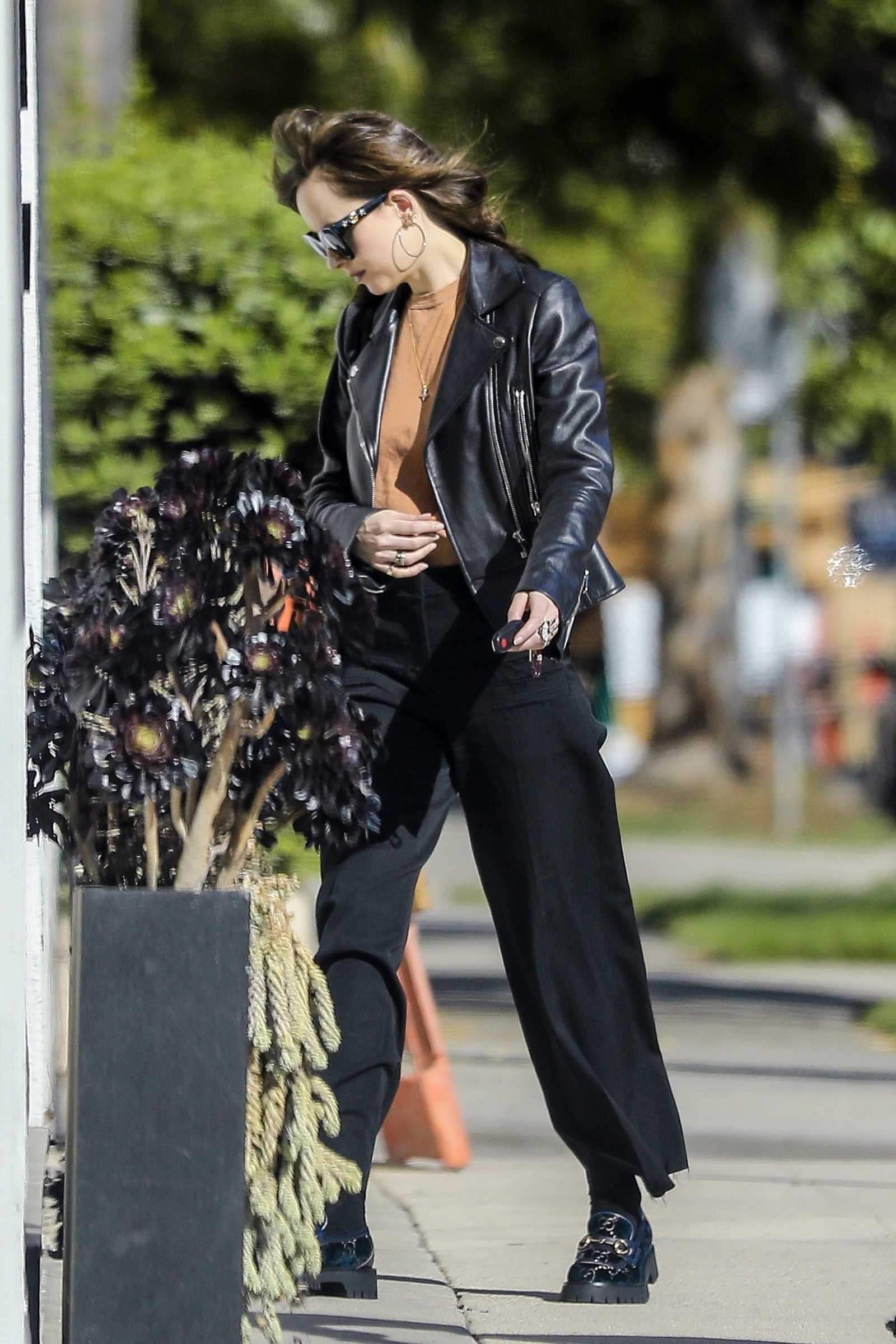 Dakota_Johnson_-_grabs_a_healthy_drink_from_Cha_Cha_Matcha_in_West_Hollywood2C_California__03112020-07.jpg