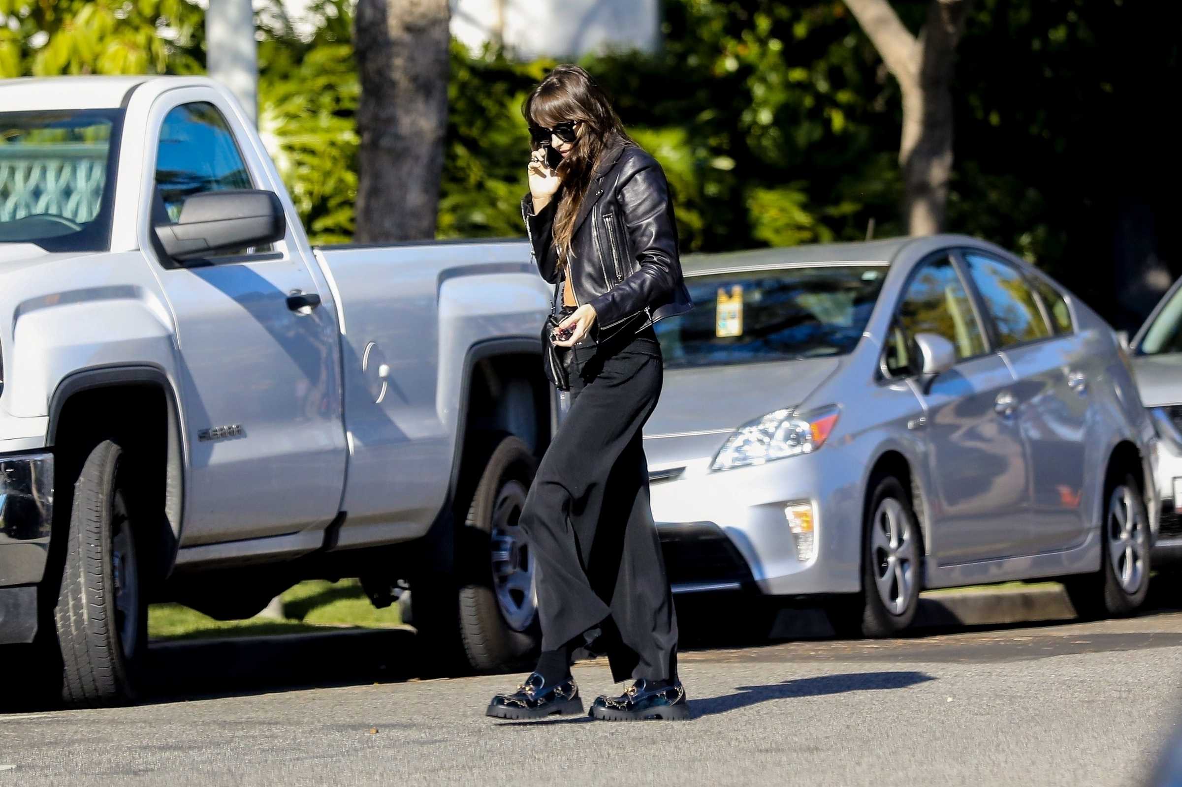 Dakota_Johnson_-_grabs_a_healthy_drink_from_Cha_Cha_Matcha_in_West_Hollywood2C_California__03112020-08.jpg