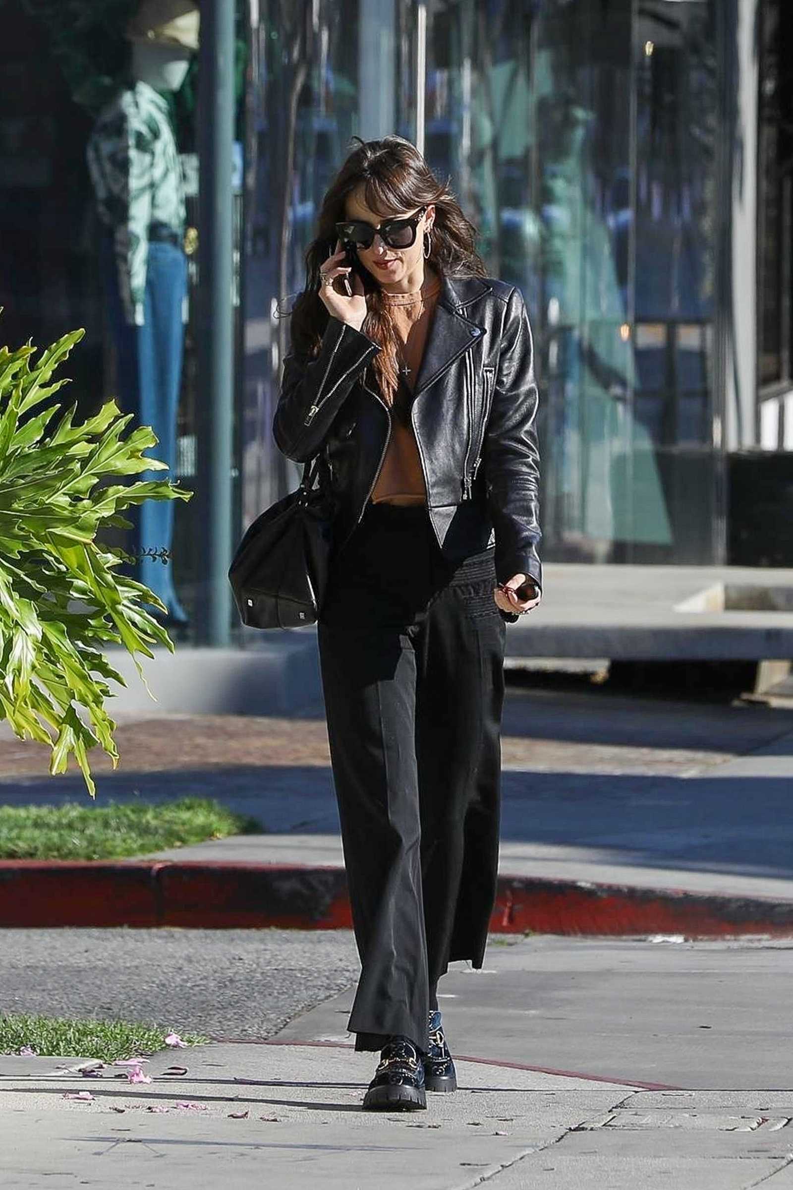 Dakota_Johnson_-_grabs_a_healthy_drink_from_Cha_Cha_Matcha_in_West_Hollywood2C_California__03112020-13.jpg