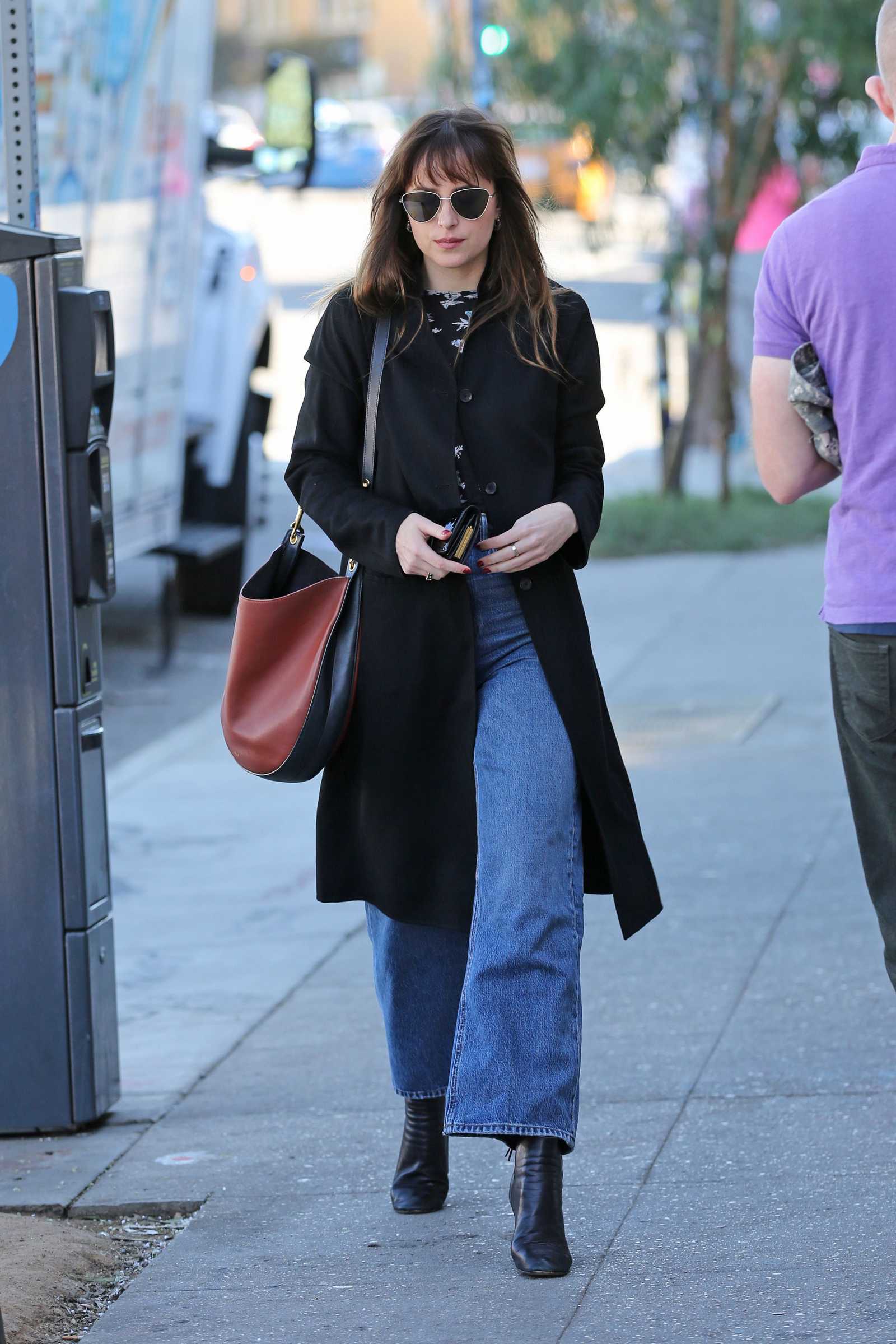 Dakota_Johnson_-_heads_for_a_lunch_meeting_in_Los_Angeles_-_November_192C_2018-03.jpg Dakota_Johnson_-_heads_for_a_lunch_meeting_in_Los_Angeles_-_November_192C_2018-03.jpg