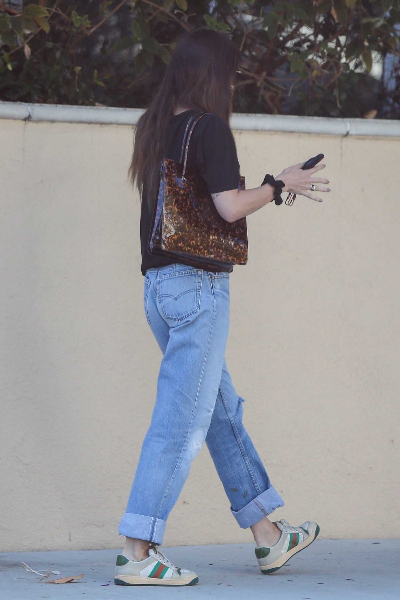 Dakota_Johnson_-_hits_up_an_LA_Hair_Salon_for_pampering_September_172C_2019-05.jpg Dakota_Johnson_-_hits_up_an_LA_Hair_Salon_for_pampering_September_172C_2019-05.jpg