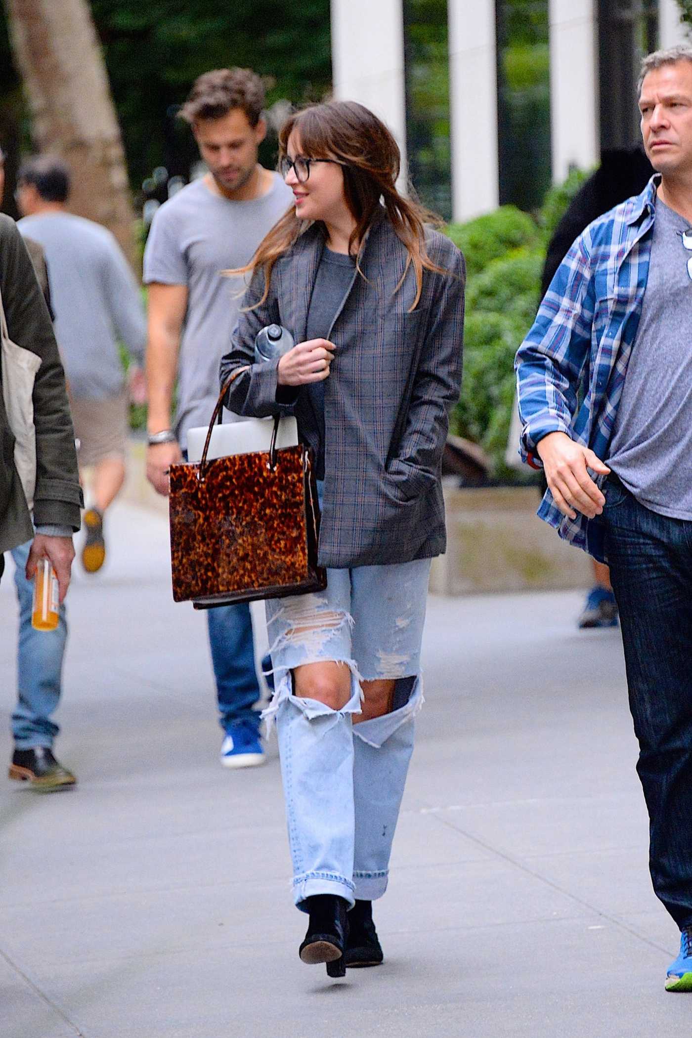 Dakota_Johnson_-_in_Manhattan_on_September_282C_2018_in_New_York_City-02.jpg Dakota_Johnson_-_in_Manhattan_on_September_282C_2018_in_New_York_City-02.jpg