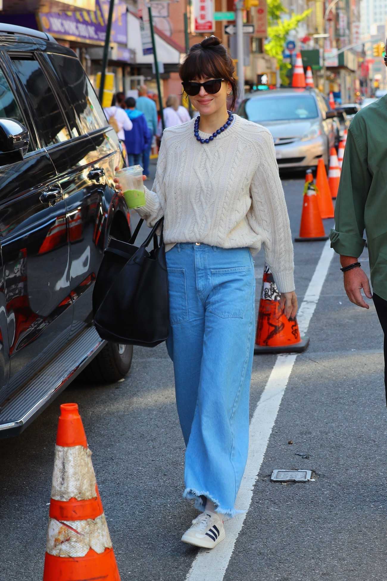 Dakota_Johnson_-_in_New_York2C_1012202201.jpg