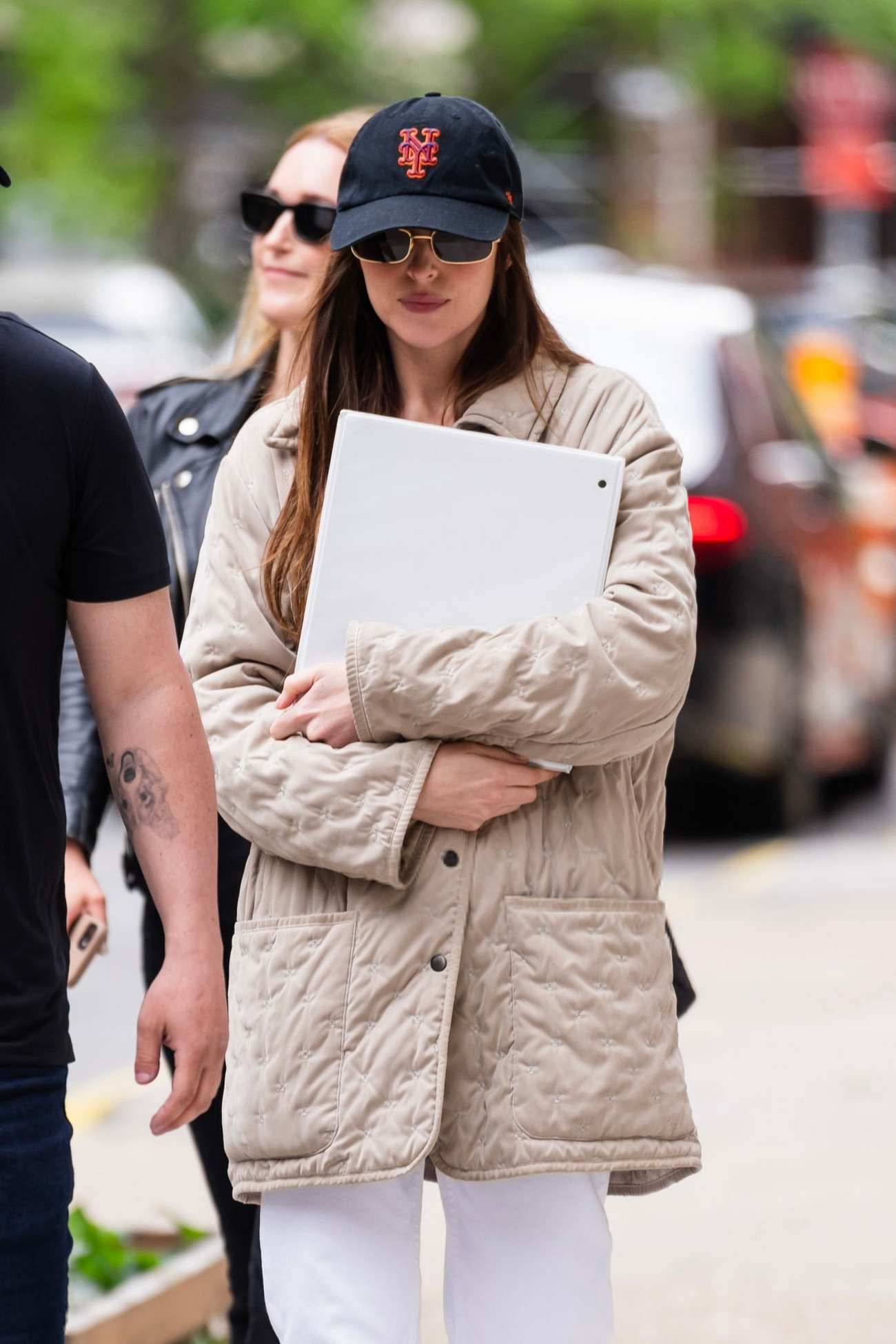Dakota_Johnson_-_is_seen_filming_Materialists_in_Tribeca_on_May_92C_2024_in_New_York_City_04.jpg