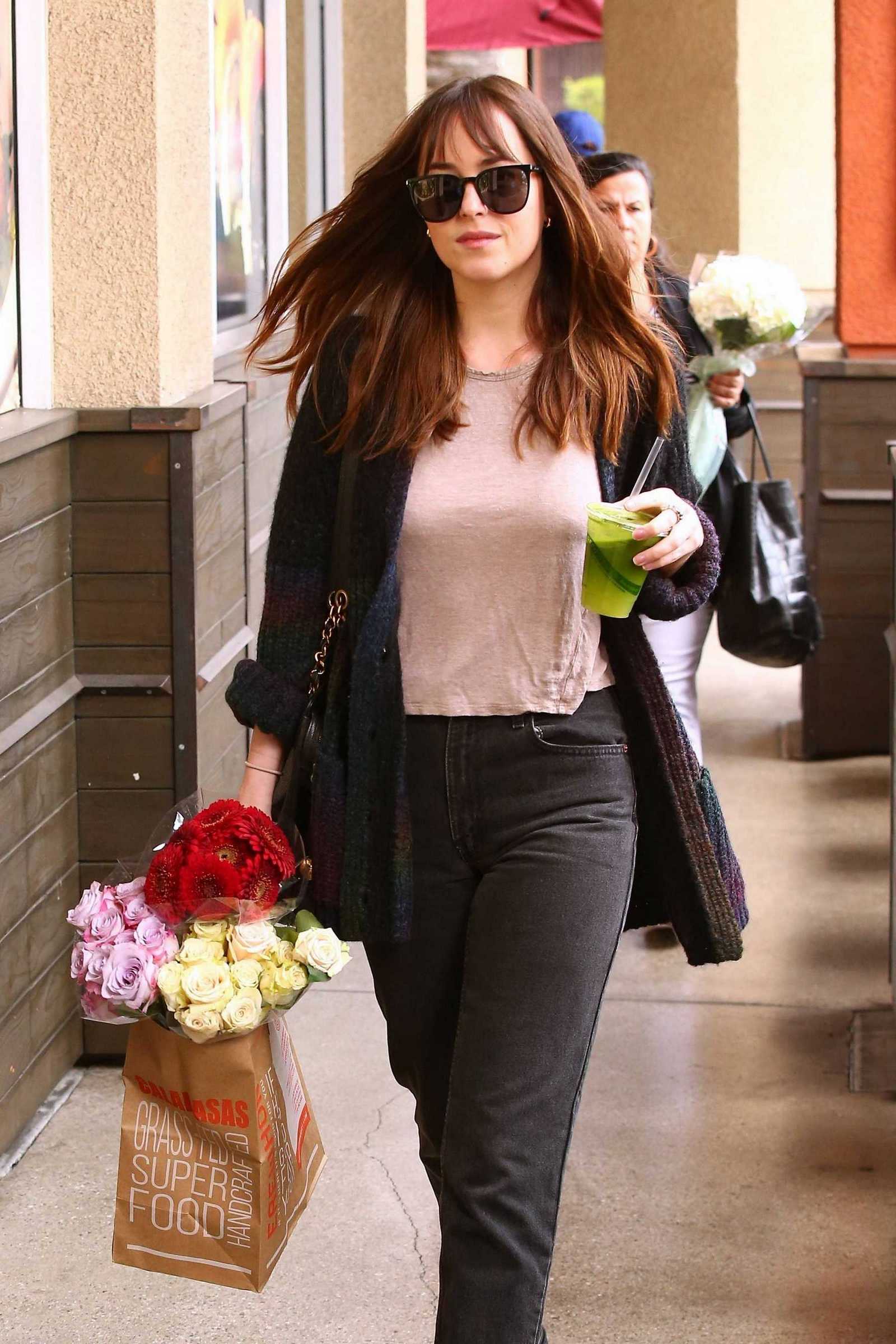 Dakota_Johnson_-_leaving_Erewhon_grocery_store_in_Los_Angeles_on_May_15-01.jpg