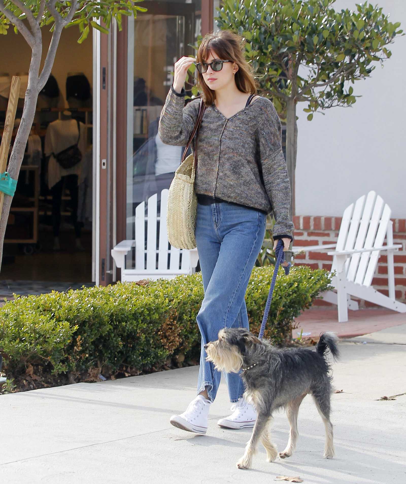 Dakota_Johnson_-_meets_her_friend_at_a_cafe_in_Beverly_Hills_12132018-05.jpg Dakota_Johnson_-_meets_her_friend_at_a_cafe_in_Beverly_Hills_12132018-05.jpg