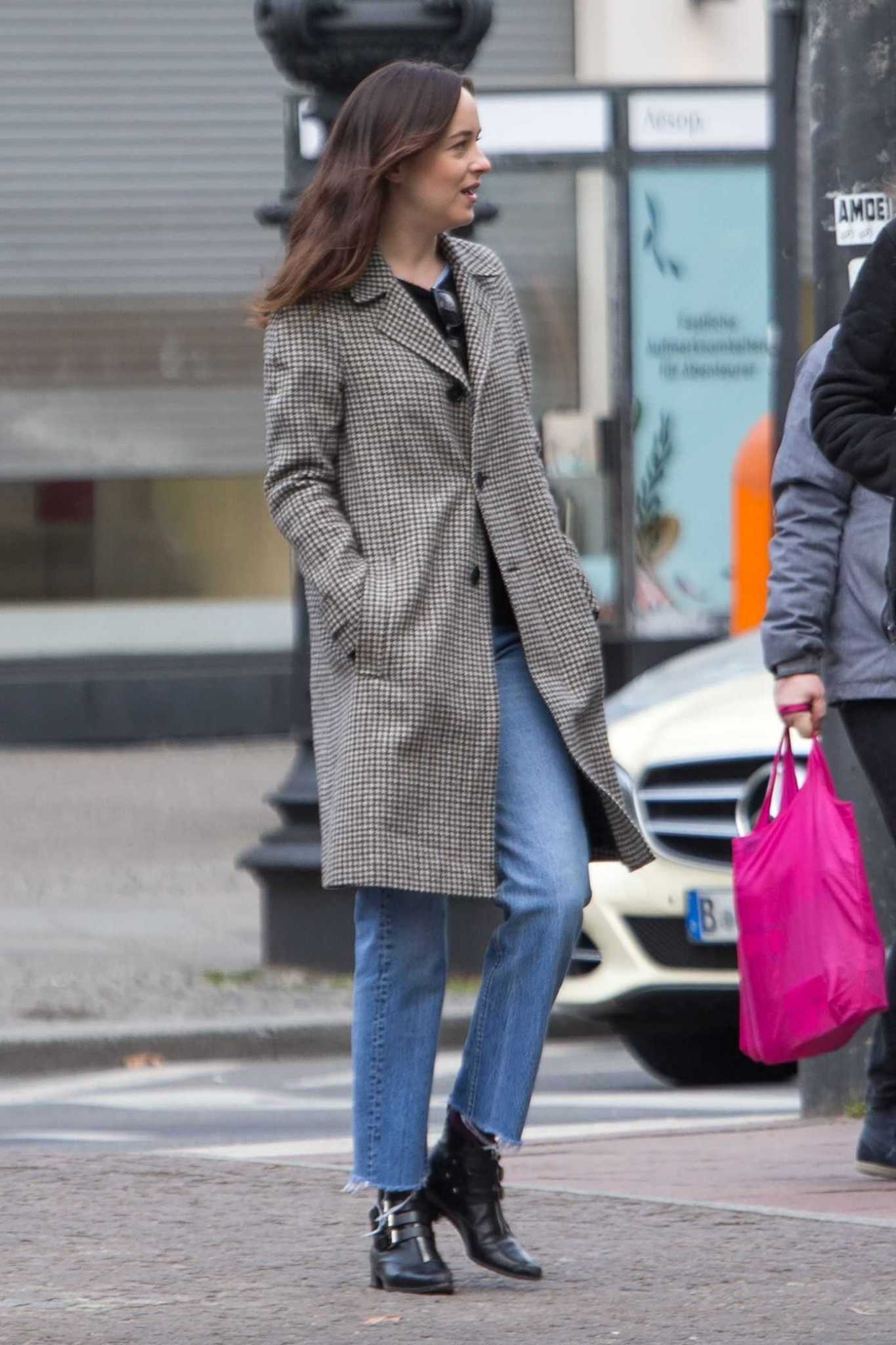 Dakota_Johnson_-_out_and_about_in_Berlin_Charlottenburg2C_Germany_on_March_6-02.jpg
