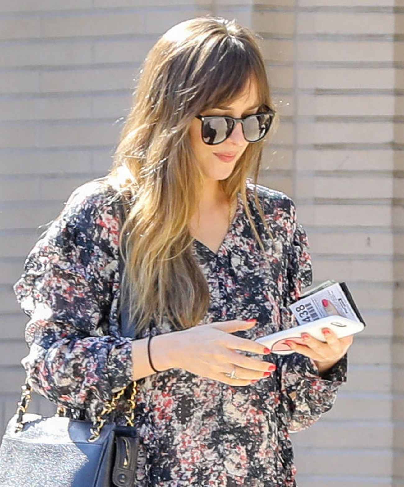 Dakota_Johnson_-_out_and_about_in_Beverly_Hills_-_May_3100003.jpg
