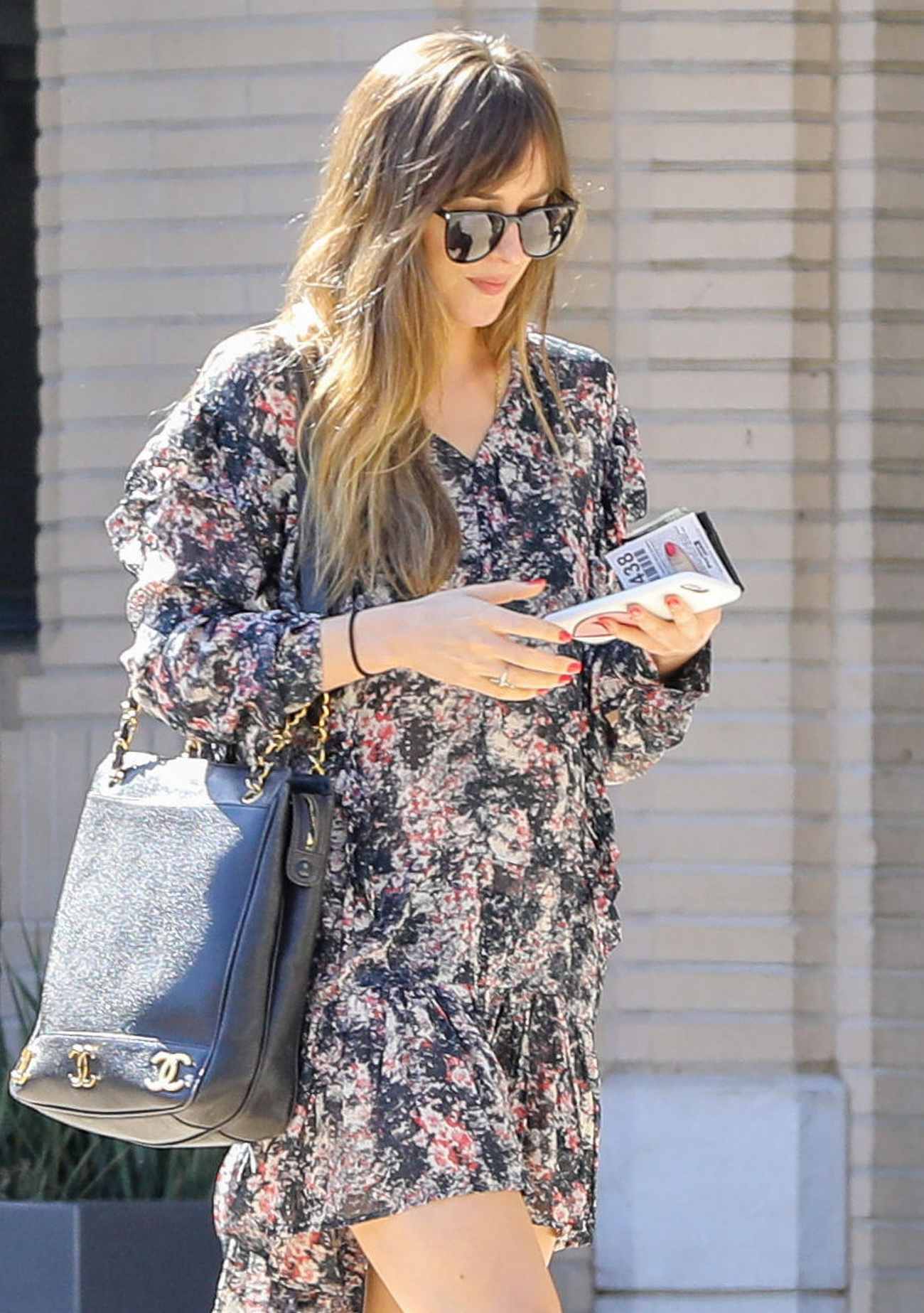 Dakota_Johnson_-_out_and_about_in_Beverly_Hills_-_May_3100004.jpg