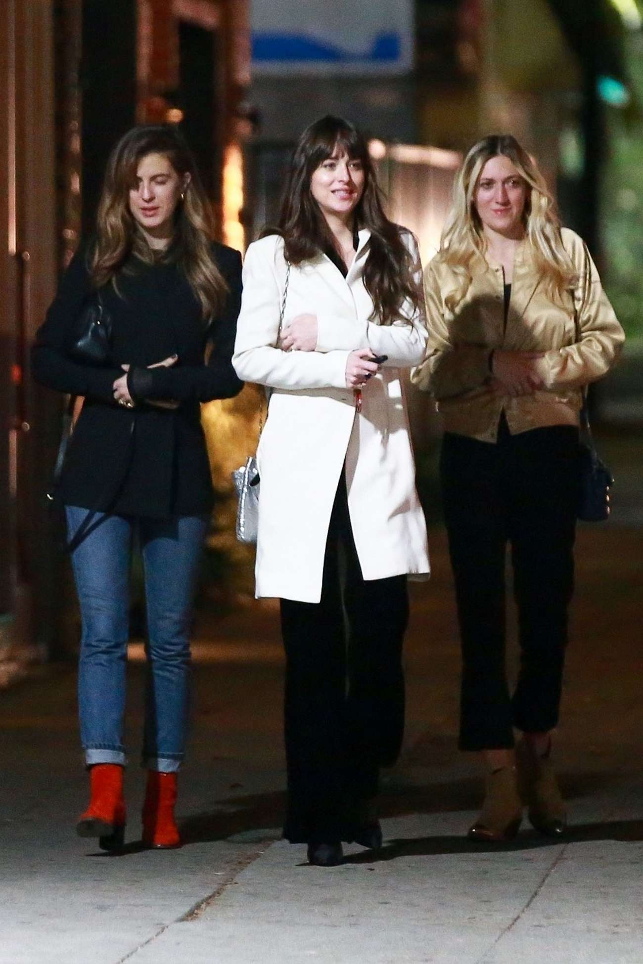 Dakota_Johnson_-_out_for_dinner_with_her_friends_in_Los_Feliz_November_232C_2019-01.jpg Dakota_Johnson_-_out_for_dinner_with_her_friends_in_Los_Feliz_November_232C_2019-01.jpg