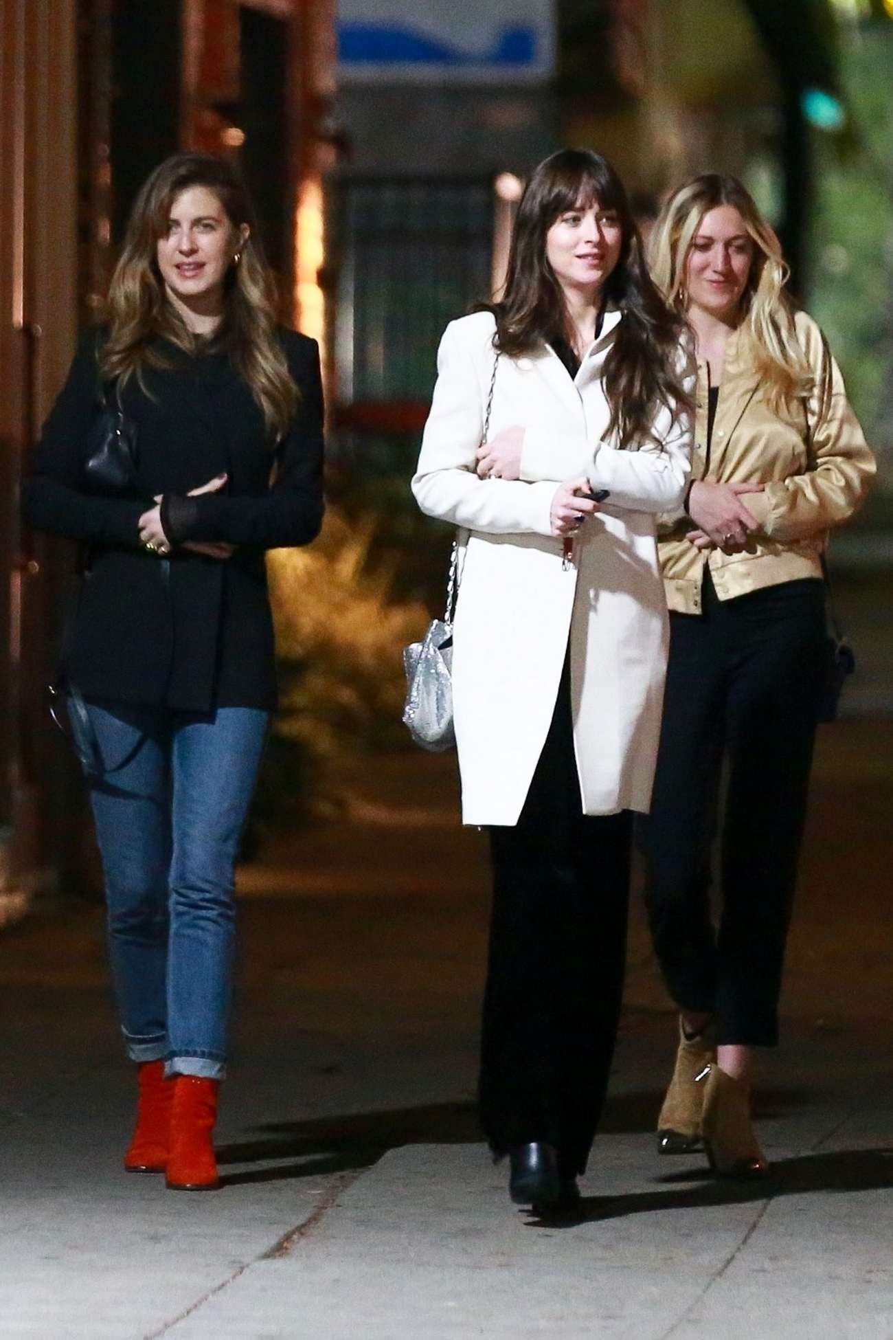 Dakota_Johnson_-_out_for_dinner_with_her_friends_in_Los_Feliz_November_232C_2019-03.jpg Dakota_Johnson_-_out_for_dinner_with_her_friends_in_Los_Feliz_November_232C_2019-03.jpg