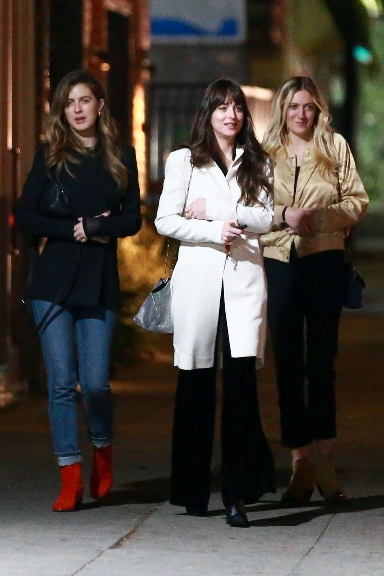 Dakota_Johnson_-_out_for_dinner_with_her_friends_in_Los_Feliz_November_232C_2019-04.jpg Dakota_Johnson_-_out_for_dinner_with_her_friends_in_Los_Feliz_November_232C_2019-04.jpg