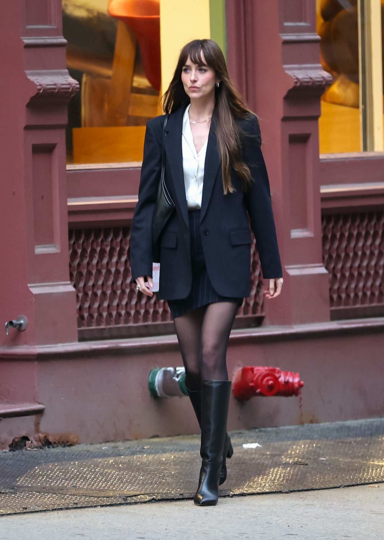 Dakota_Johnson_-_seen_at_the_movie_set_of_the__Materialists__in_New_York_May_162C_2024_07.jpg Dakota_Johnson_-_seen_at_the_movie_set_of_the__Materialists__in_New_York_May_162C_2024_07.jpg