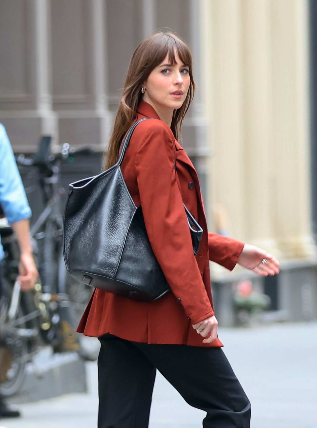 Dakota_Johnson_-_seen_at_the_movie_set_of_the__Materialists__in_New_York_May_162C_2024_25.jpg Dakota_Johnson_-_seen_at_the_movie_set_of_the__Materialists__in_New_York_May_162C_2024_25.jpg