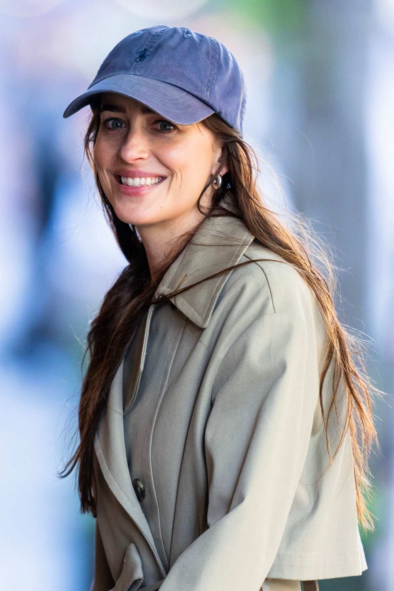 Dakota_Johnson_-_seen_at_the_movie_set_of_the__Materialists__in_New_York_May_282C_2024_03.jpg