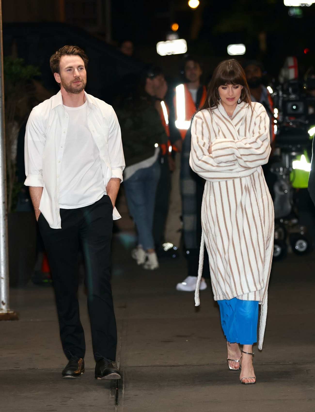 Dakota_Johnson_-_seen_at_the_movie_set_of_the__Materialists__in_New_York_May_302C_2024_19.jpg