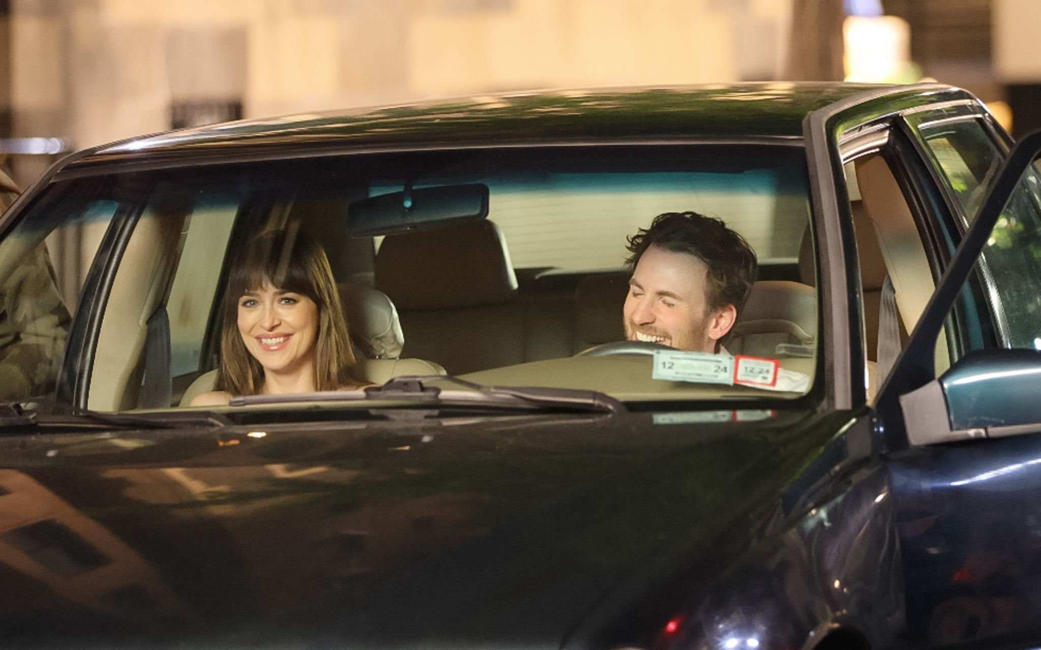 Dakota_Johnson_-_seen_at_the_movie_set_of_the__Materialists__in_New_York_May_302C_2024_26.jpg Dakota_Johnson_-_seen_at_the_movie_set_of_the__Materialists__in_New_York_May_302C_2024_26.jpg