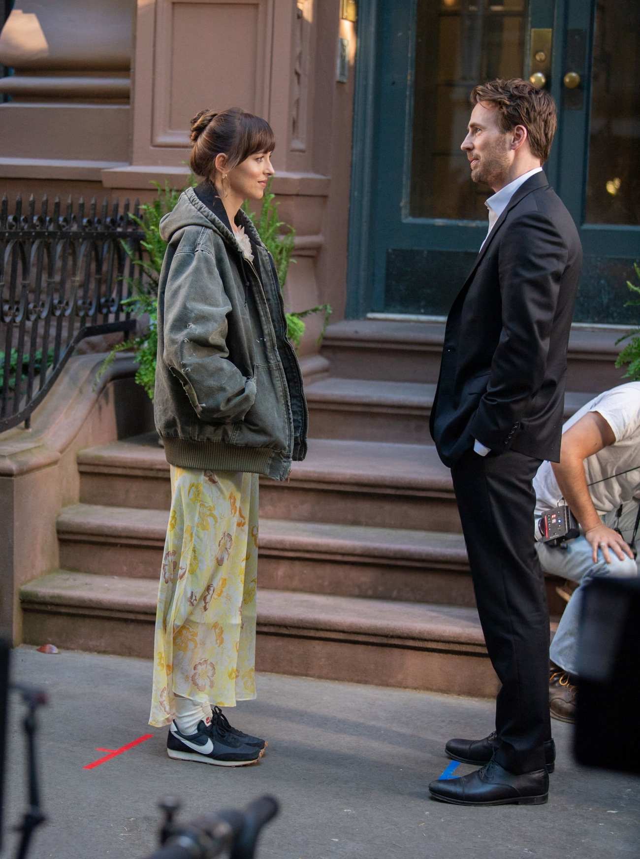 Dakota_Johnson_-_seen_at_the_movie_set_of_the__Materialists__in_New_York_May_312C_2024_03.jpg
