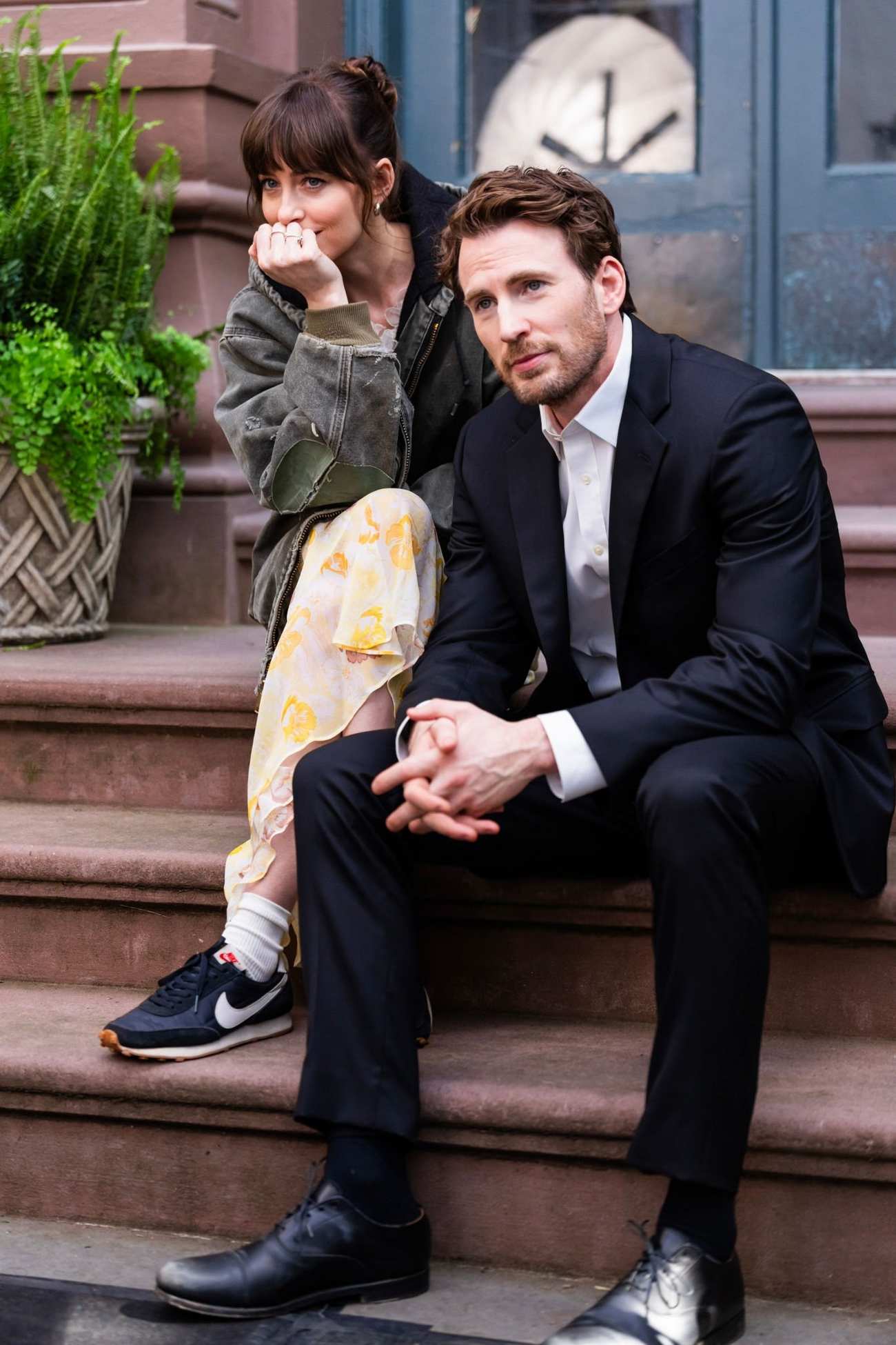 Dakota_Johnson_-_seen_at_the_movie_set_of_the__Materialists__in_New_York_May_312C_2024_09.jpg Dakota_Johnson_-_seen_at_the_movie_set_of_the__Materialists__in_New_York_May_312C_2024_09.jpg
