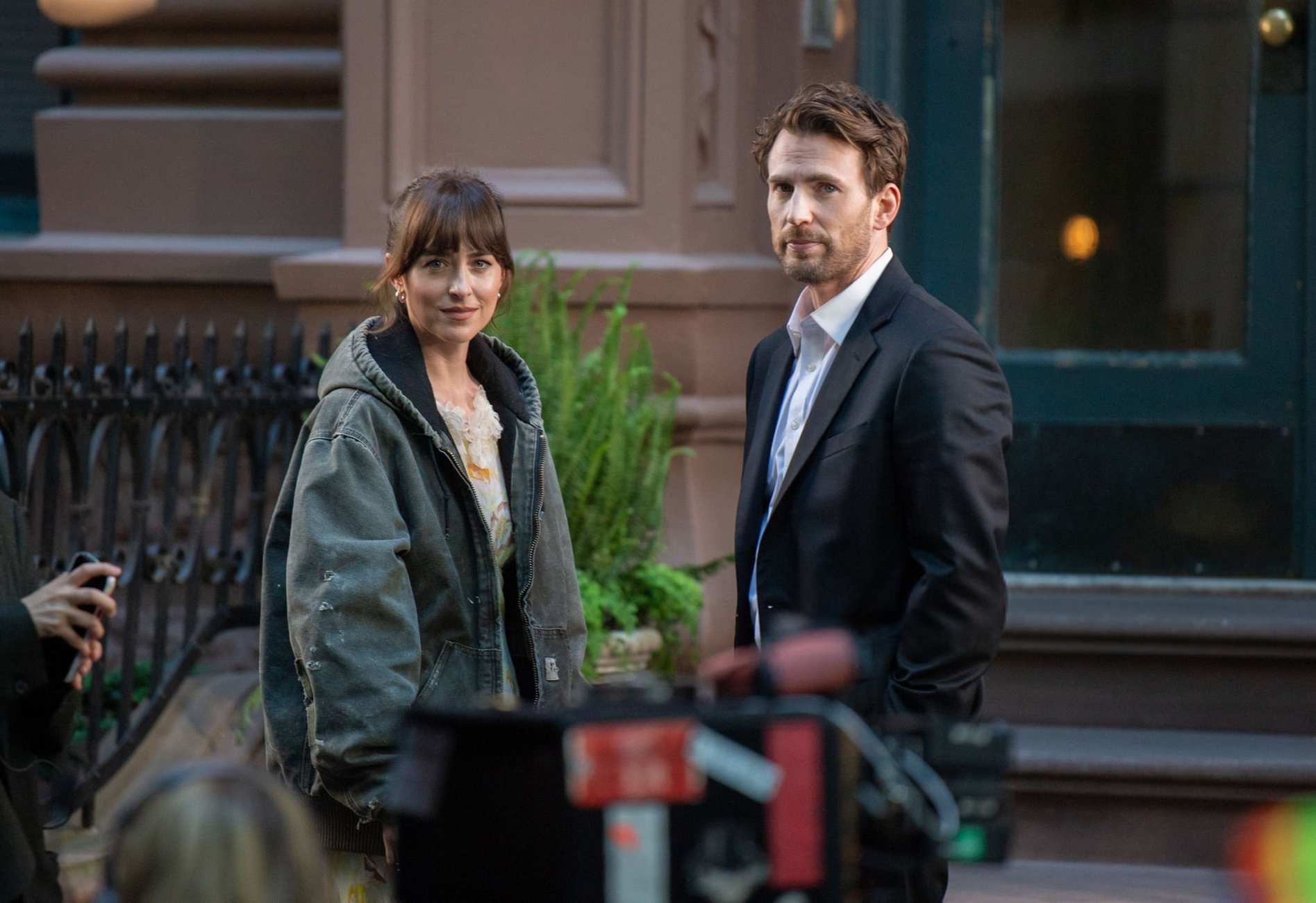 Dakota_Johnson_-_seen_at_the_movie_set_of_the__Materialists__in_New_York_May_312C_2024_12.jpg