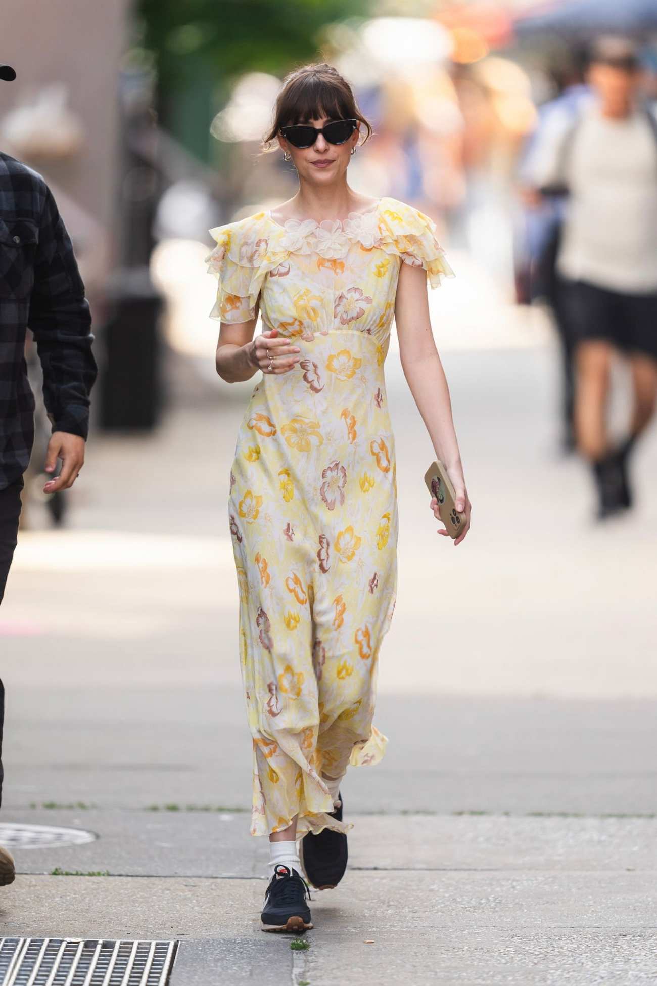 Dakota_Johnson_-_seen_at_the_movie_set_of_the__Materialists__in_New_York_May_312C_2024_13.jpg Dakota_Johnson_-_seen_at_the_movie_set_of_the__Materialists__in_New_York_May_312C_2024_13.jpg