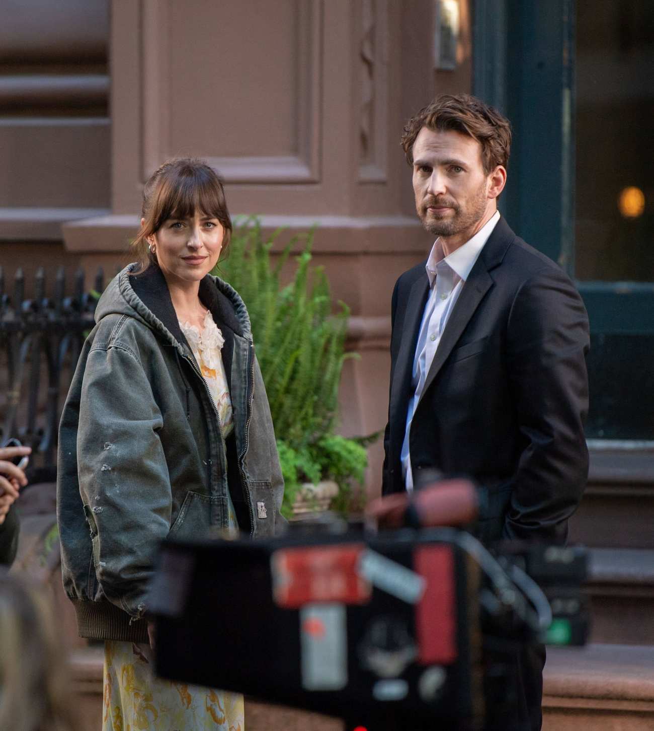 Dakota_Johnson_-_seen_at_the_movie_set_of_the__Materialists__in_New_York_May_312C_2024_14.jpg