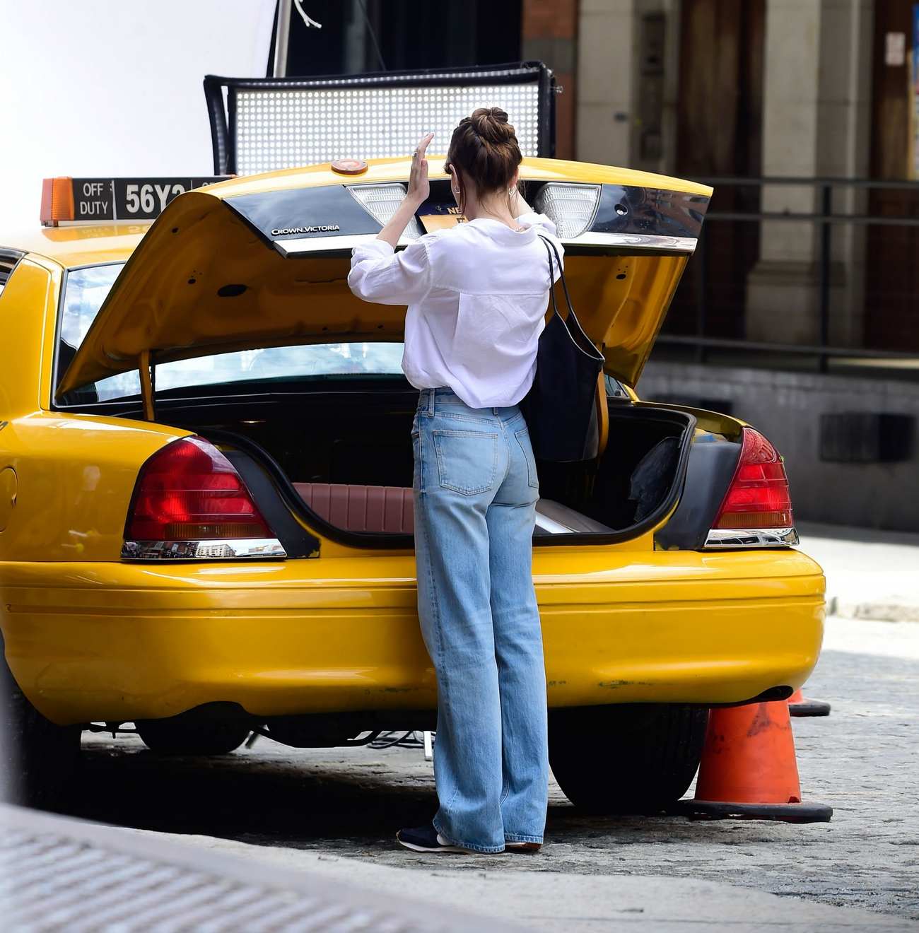 Dakota_Johnson_-_seen_at_the_movie_set_of_the__Materialists__in_New_York_May_82C_2024_05.jpg Dakota_Johnson_-_seen_at_the_movie_set_of_the__Materialists__in_New_York_May_82C_2024_05.jpg