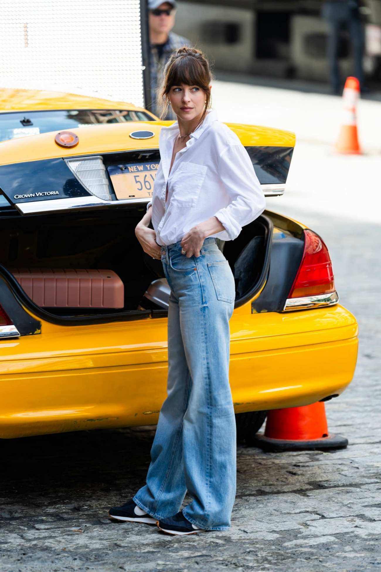 Dakota_Johnson_-_seen_at_the_movie_set_of_the__Materialists__in_New_York_May_82C_2024_14.jpg