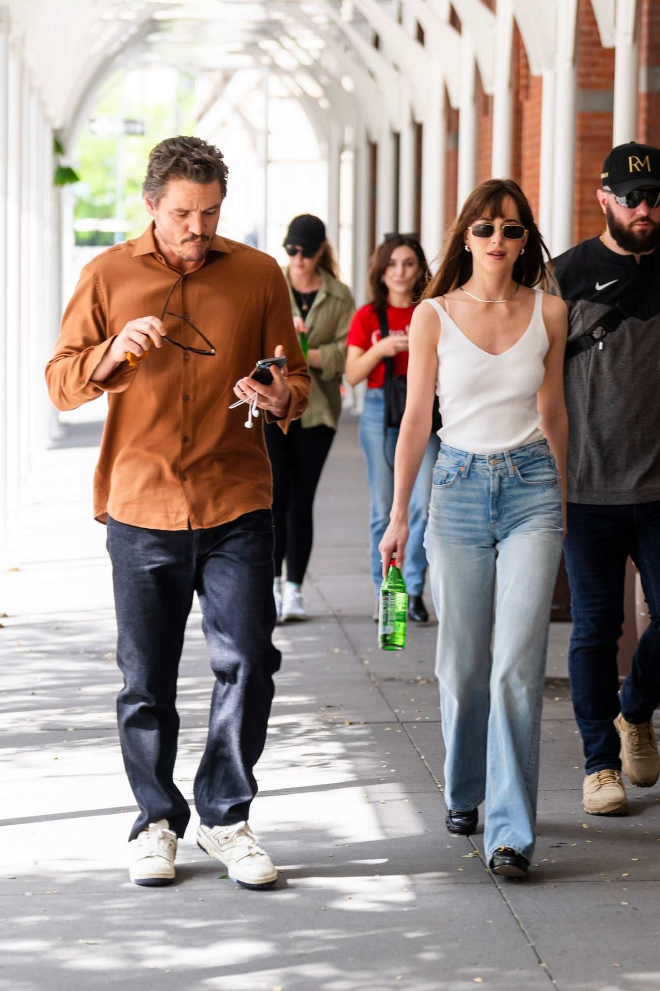 Dakota_Johnson_-_seen_at_the_movie_set_of_the__Materialists__in_New_York_May_82C_2024_19.jpg Dakota_Johnson_-_seen_at_the_movie_set_of_the__Materialists__in_New_York_May_82C_2024_19.jpg
