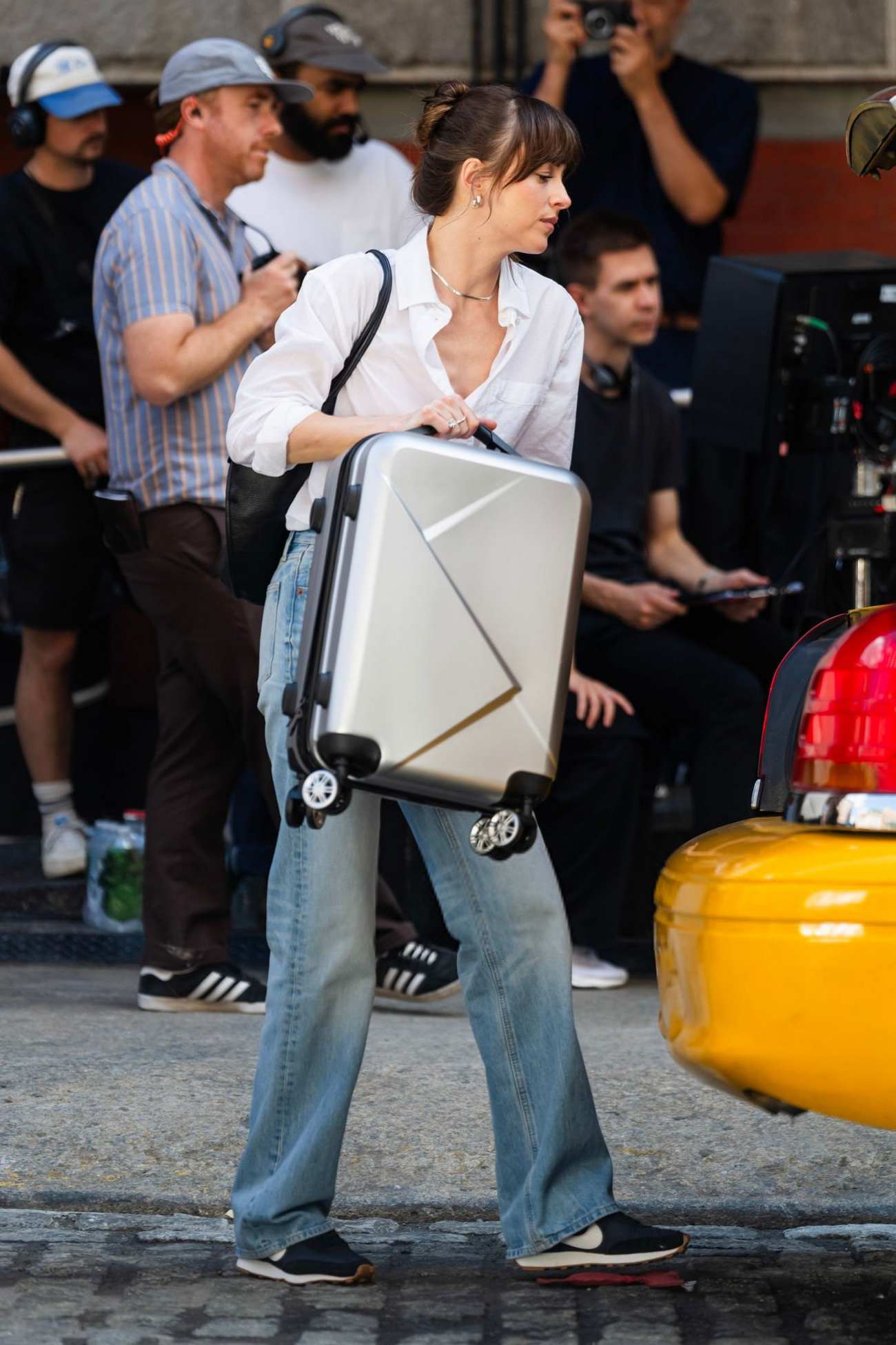 Dakota_Johnson_-_seen_at_the_movie_set_of_the__Materialists__in_New_York_May_82C_2024_33.jpg Dakota_Johnson_-_seen_at_the_movie_set_of_the__Materialists__in_New_York_May_82C_2024_33.jpg