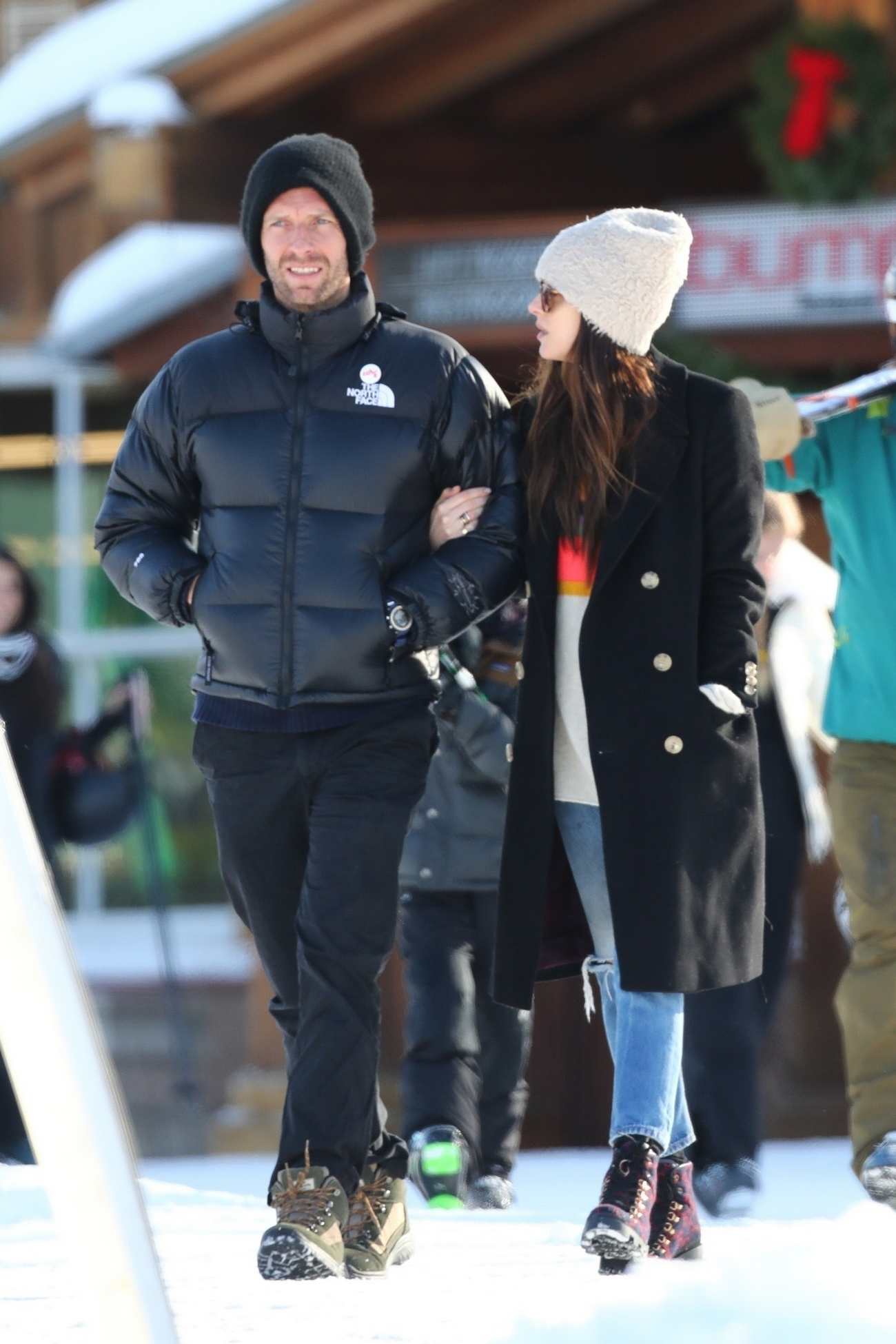 Dakota_Johnson_-_seen_having_fun_skiing_in_Aspen2C_CO_12232019-03.jpg