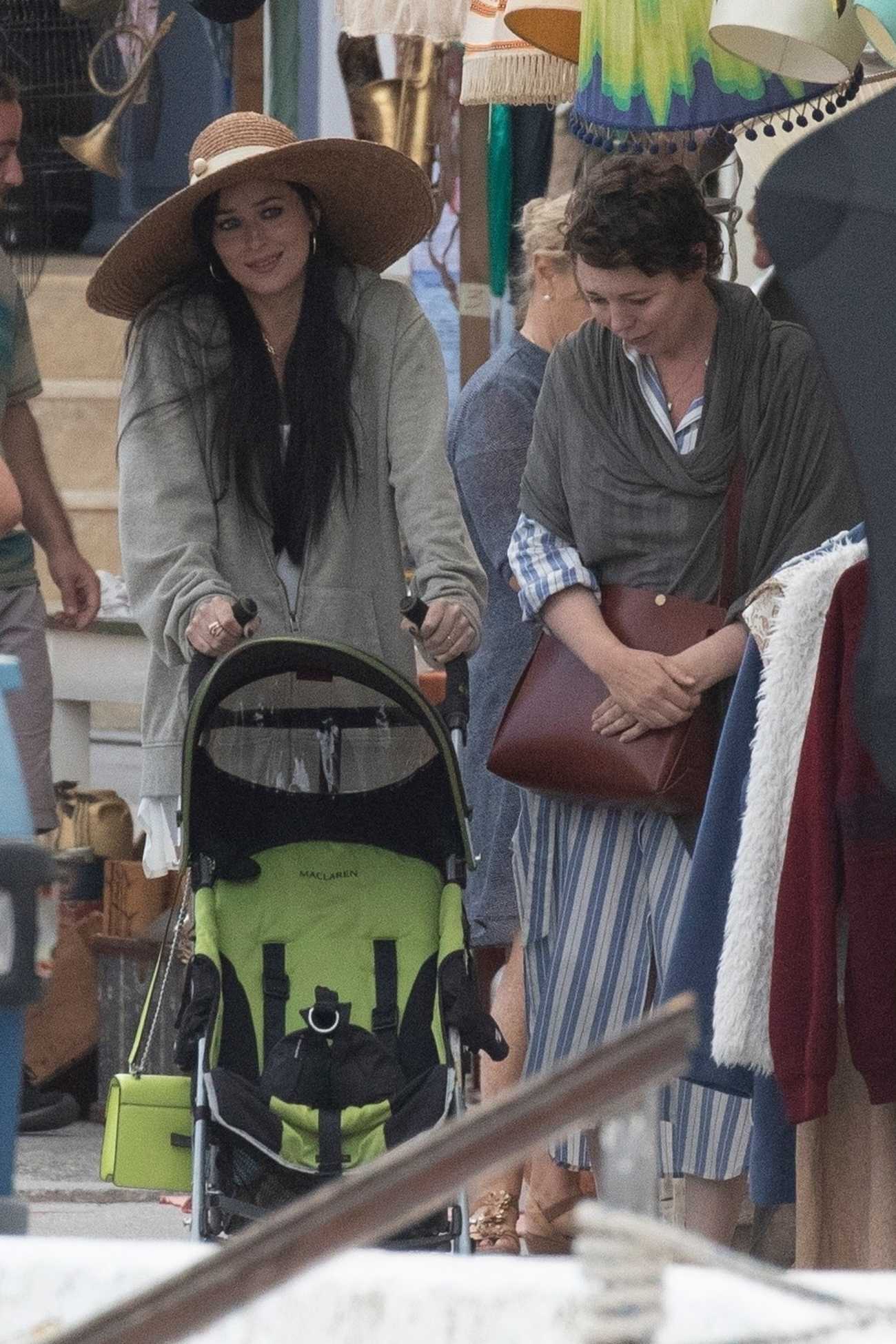 Dakota_Johnson_-_seen_shooting__The_Lost_Daughter__in_Speteses_Island2C_Greece__10202020-02.jpg Dakota_Johnson_-_seen_shooting__The_Lost_Daughter__in_Speteses_Island2C_Greece__10202020-02.jpg