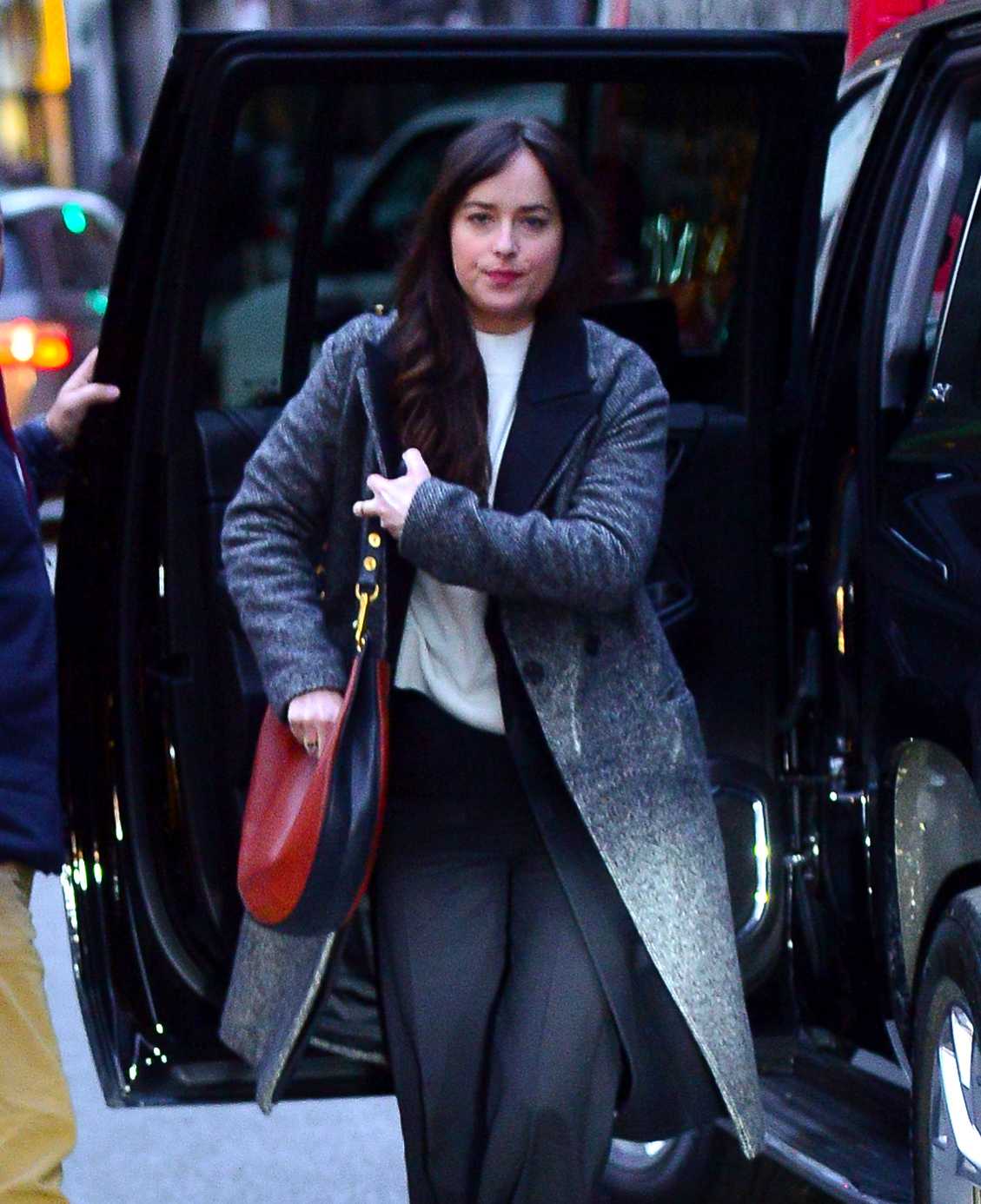 Dakota_Johnson_-_shopping_in_the_Big_Apple_in_NYC_12172018-03.jpg