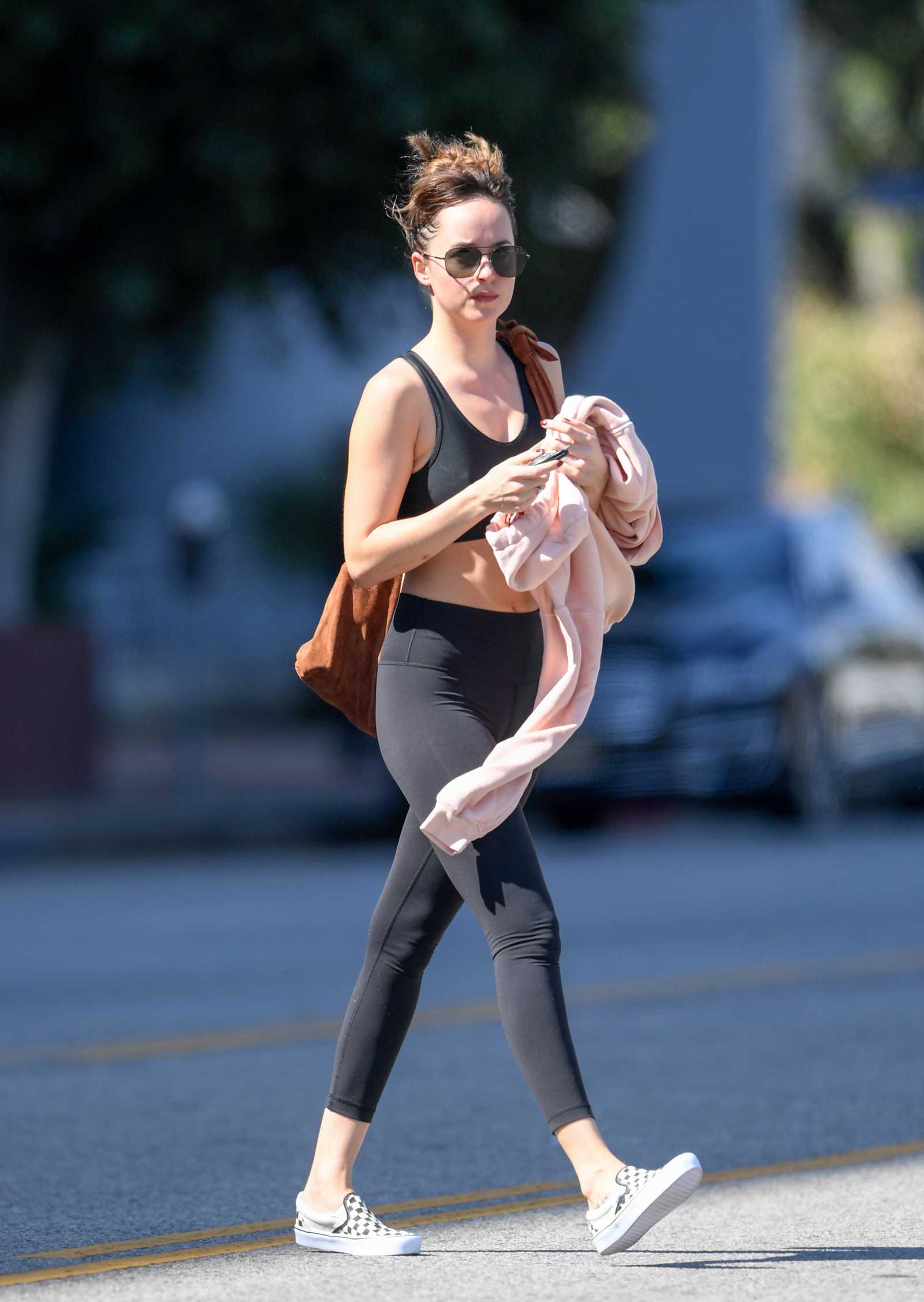 Dakota_Johnson_-_shows_off_her_flat_stomach_as_she_leaves_a_yoga_class_-_October_102C_2018-03.jpg