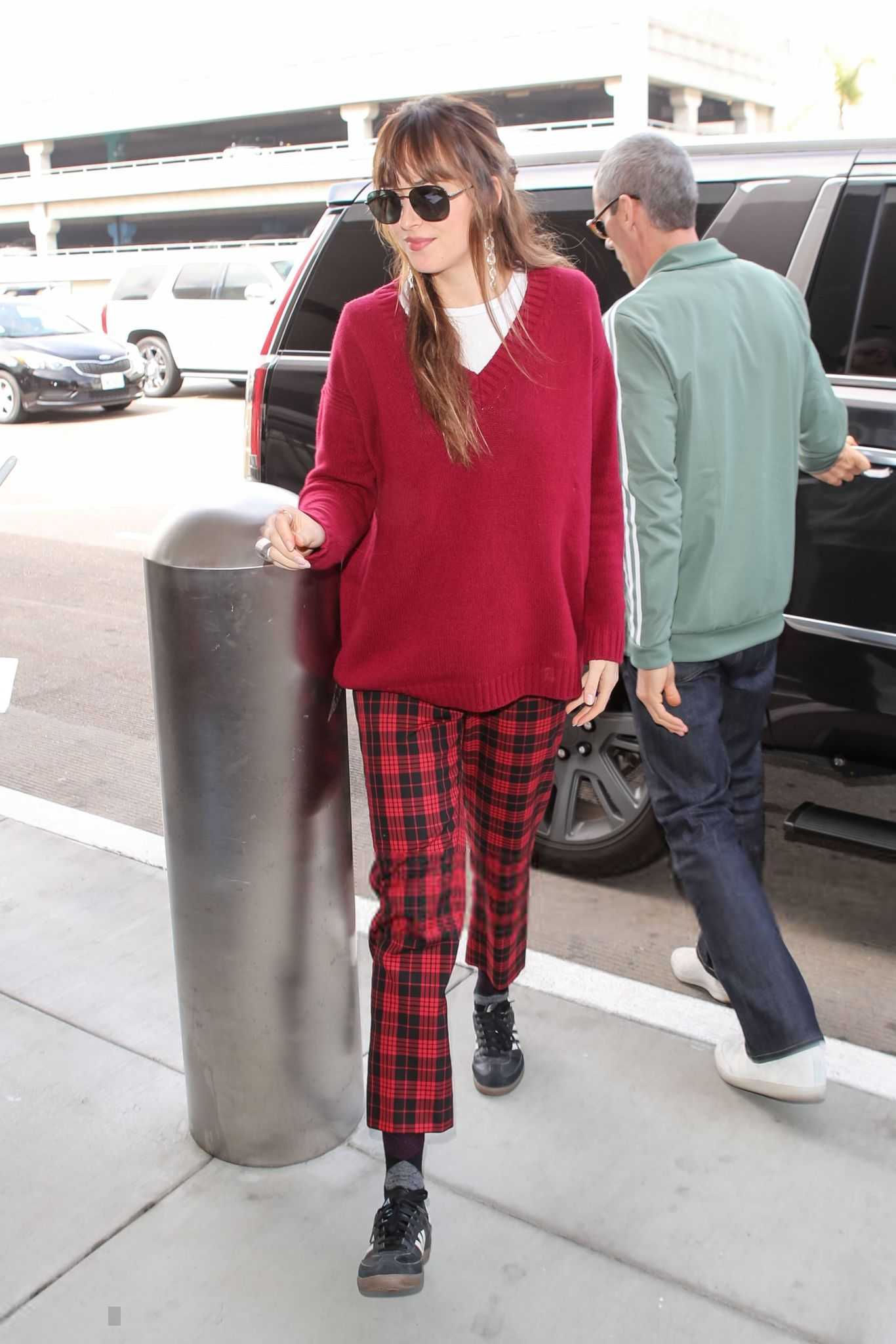 Dakota_Johnson_-_spotted_arriving_at_LAX_airport_in_Los_Angeles2C_CA_-_September_262C_2018-01.jpg Dakota_Johnson_-_spotted_arriving_at_LAX_airport_in_Los_Angeles2C_CA_-_September_262C_2018-01.jpg